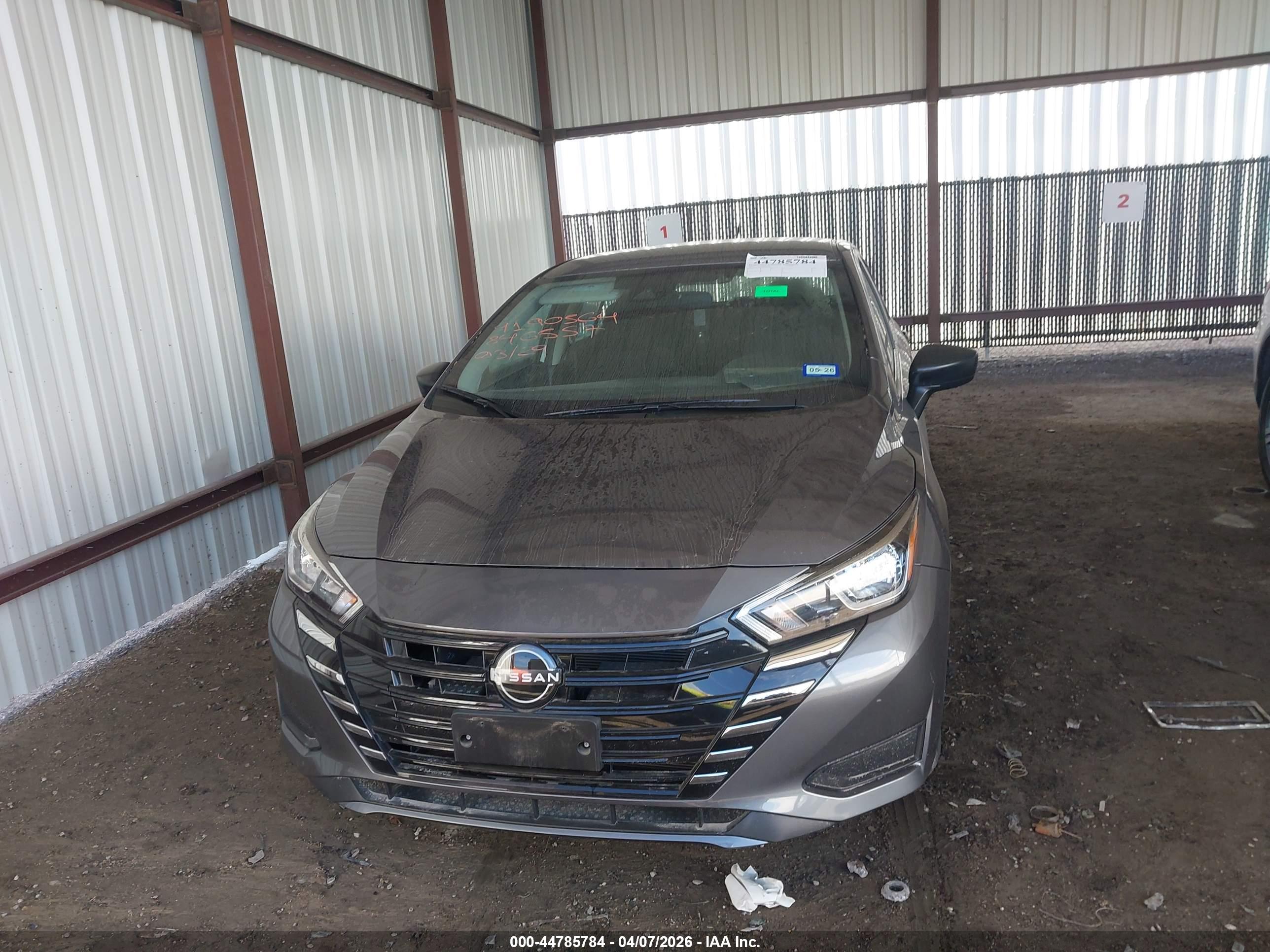 NISSAN VERSA image 6