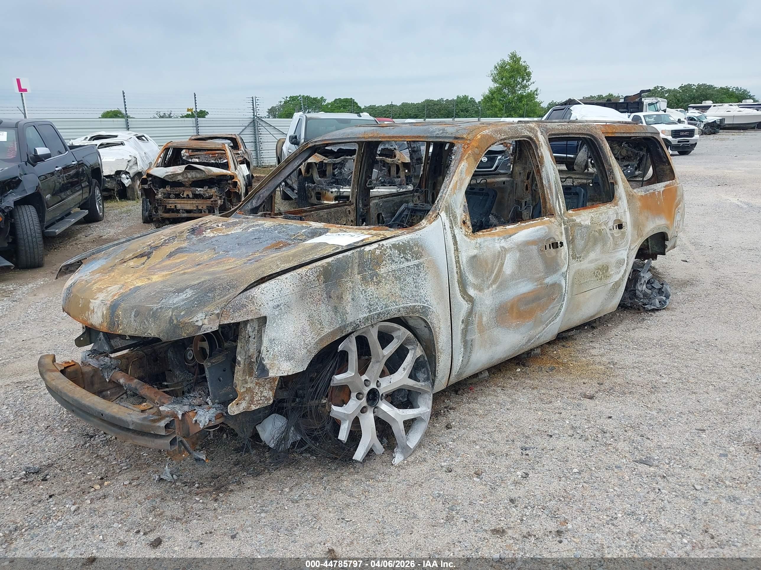 CHEVROLET SUBURBAN image 2