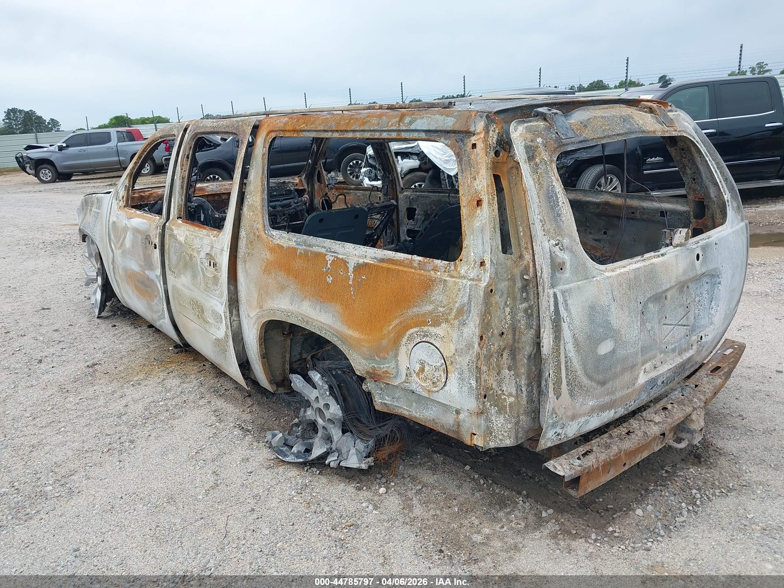 CHEVROLET SUBURBAN image 3