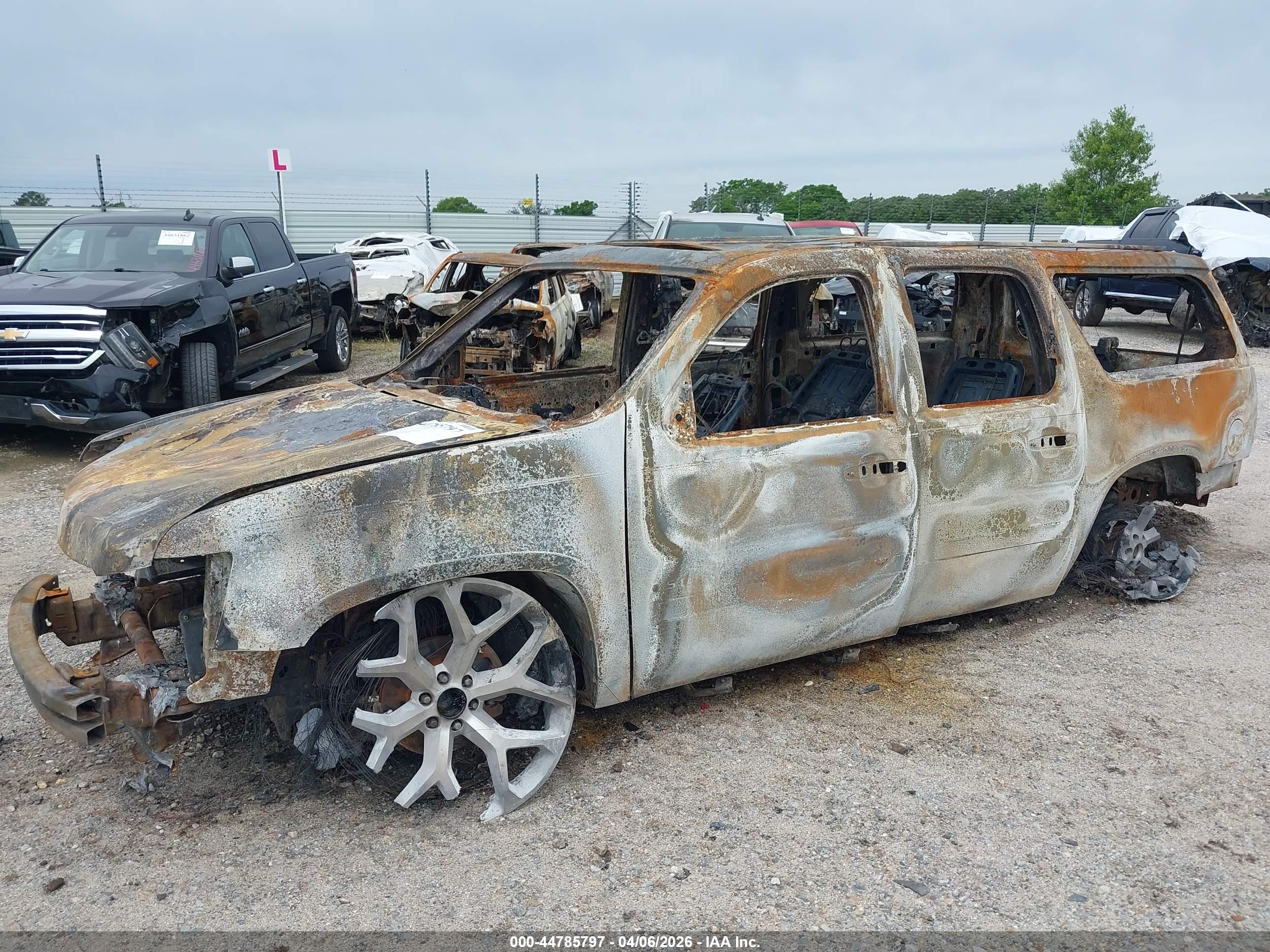 CHEVROLET SUBURBAN image 6