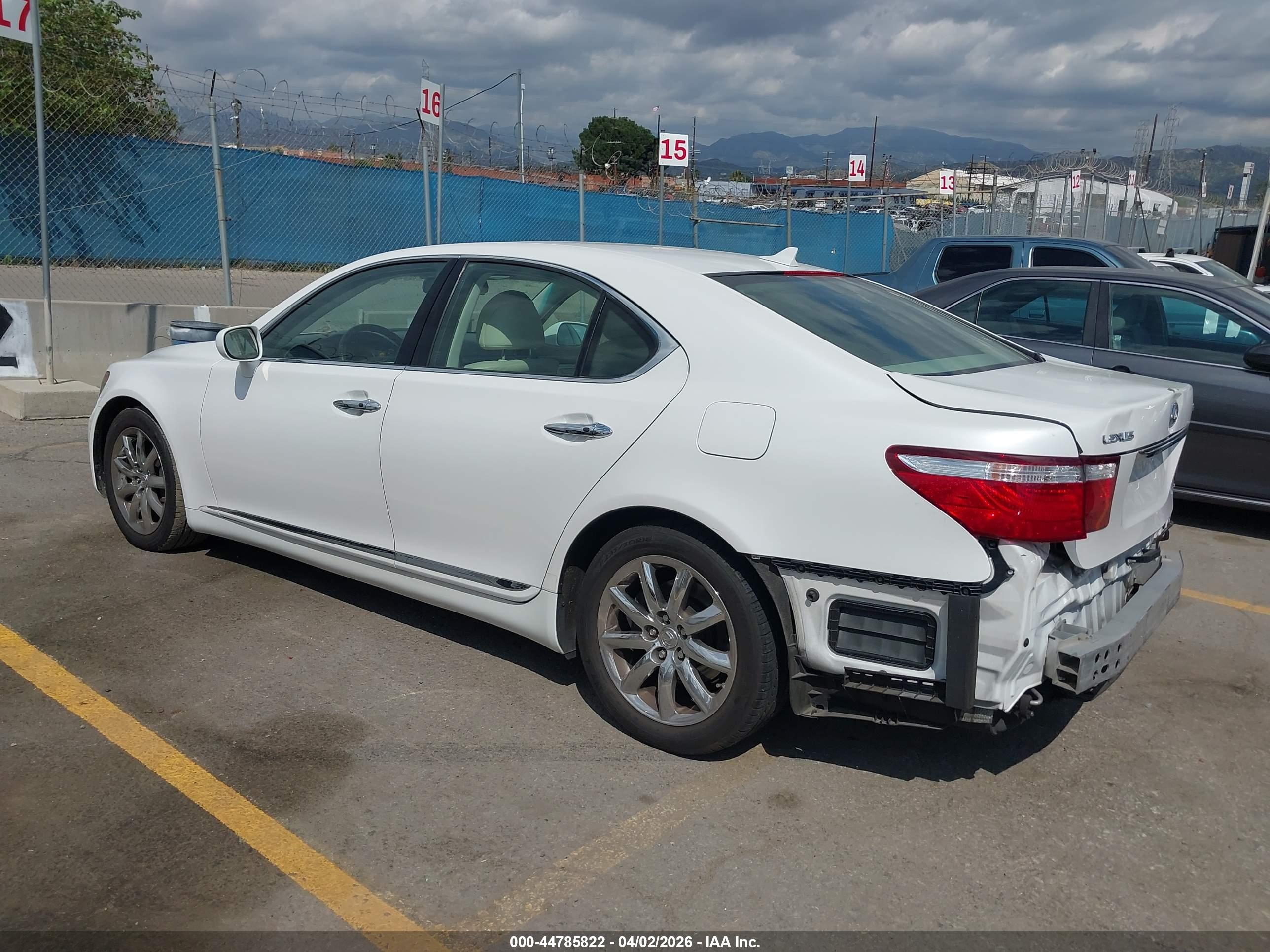 LEXUS LS image 3
