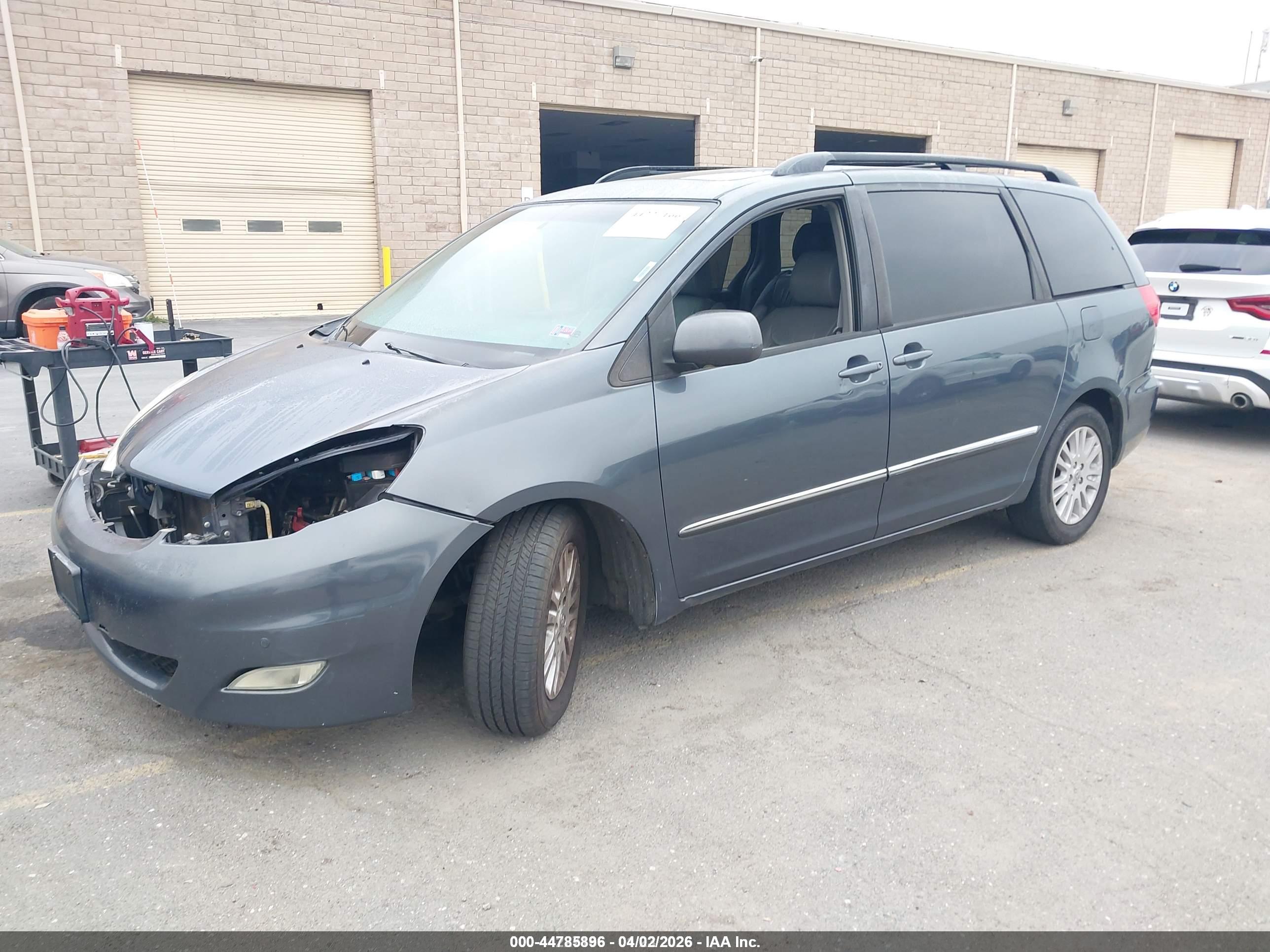 TOYOTA SIENNA image 2