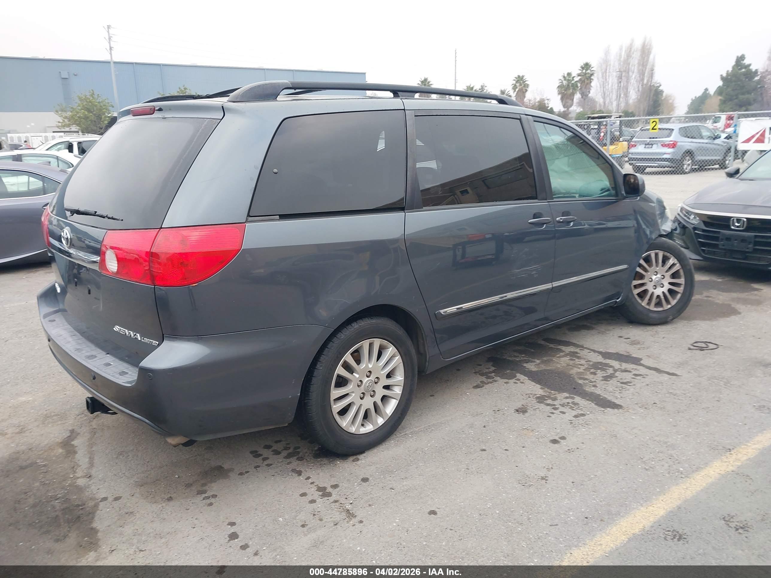 TOYOTA SIENNA image 4