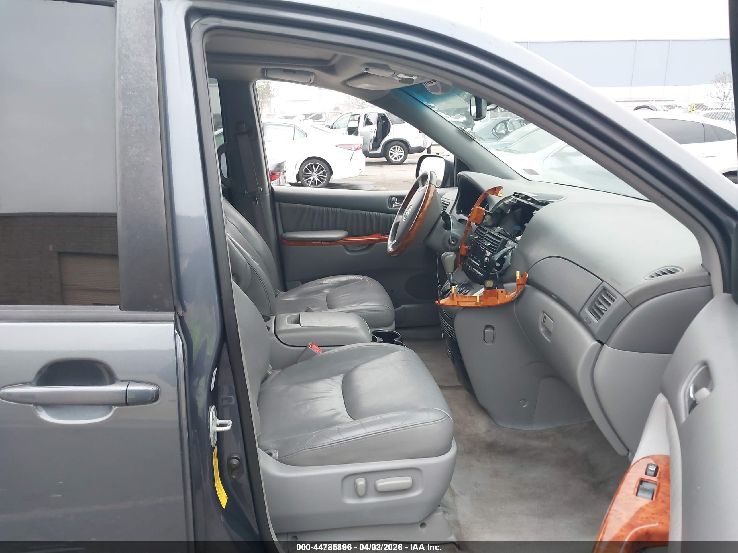 TOYOTA SIENNA image 5