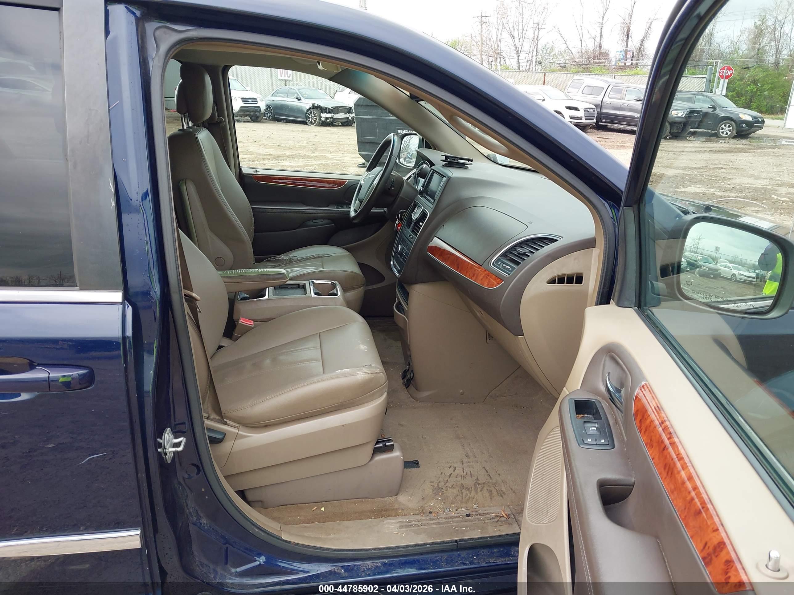 CHRYSLER TOWN image 5