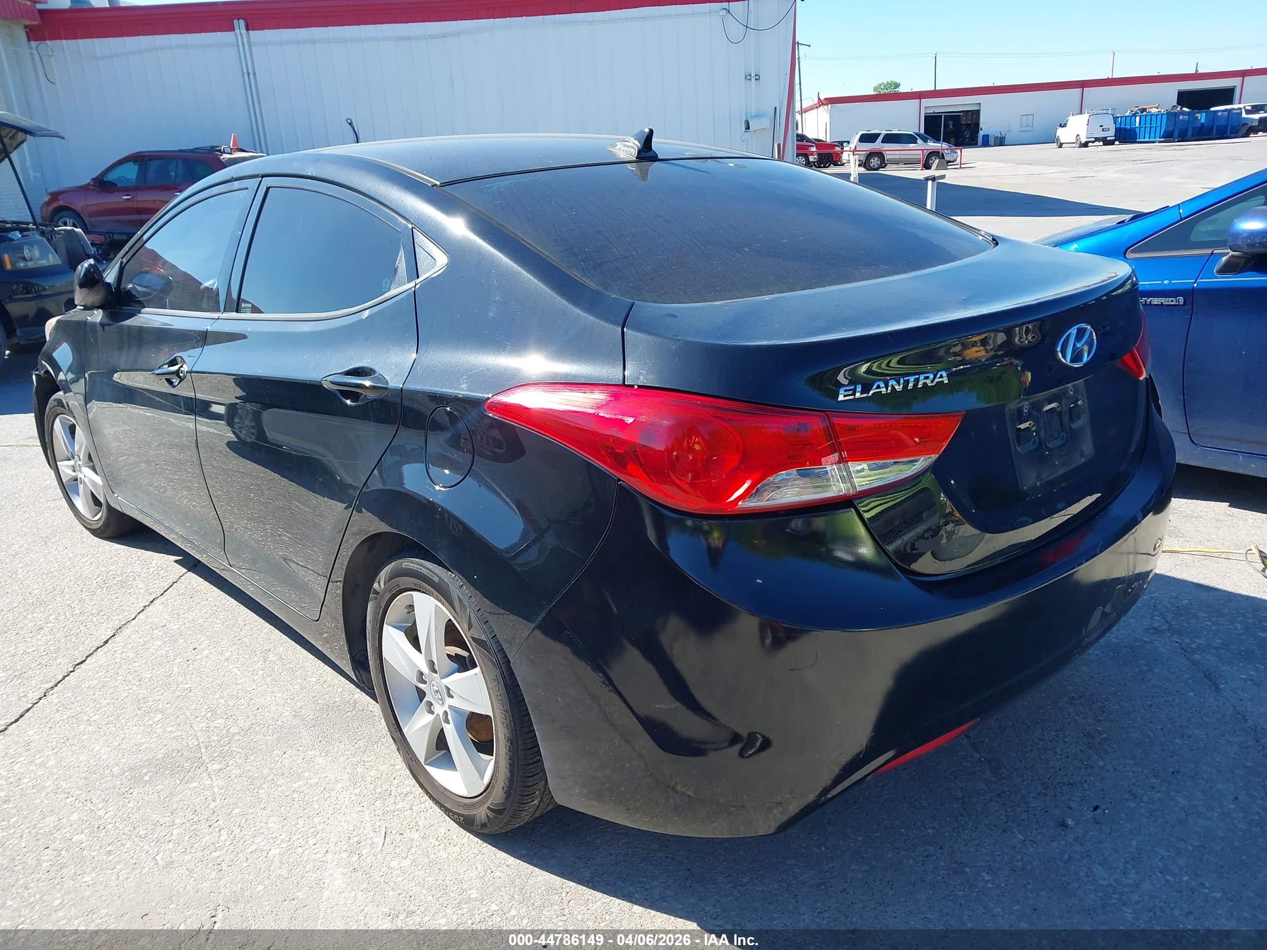 HYUNDAI ELANTRA image 3
