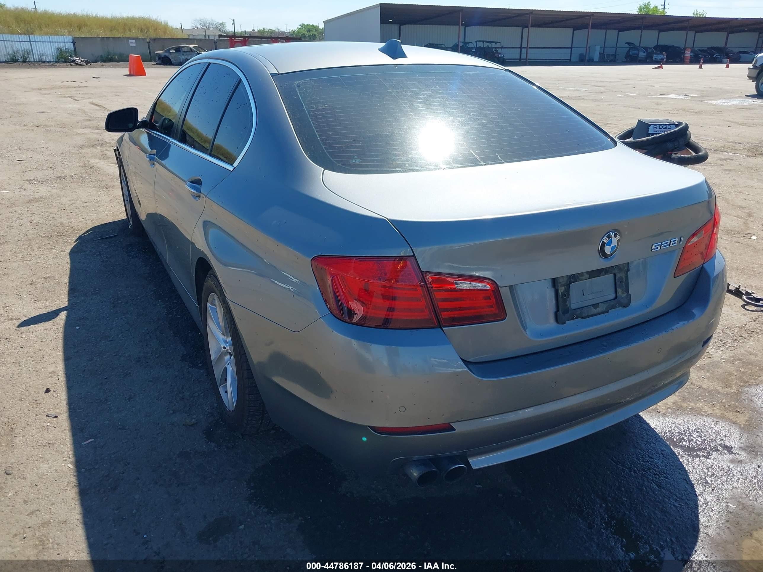 BMW 528I image 3