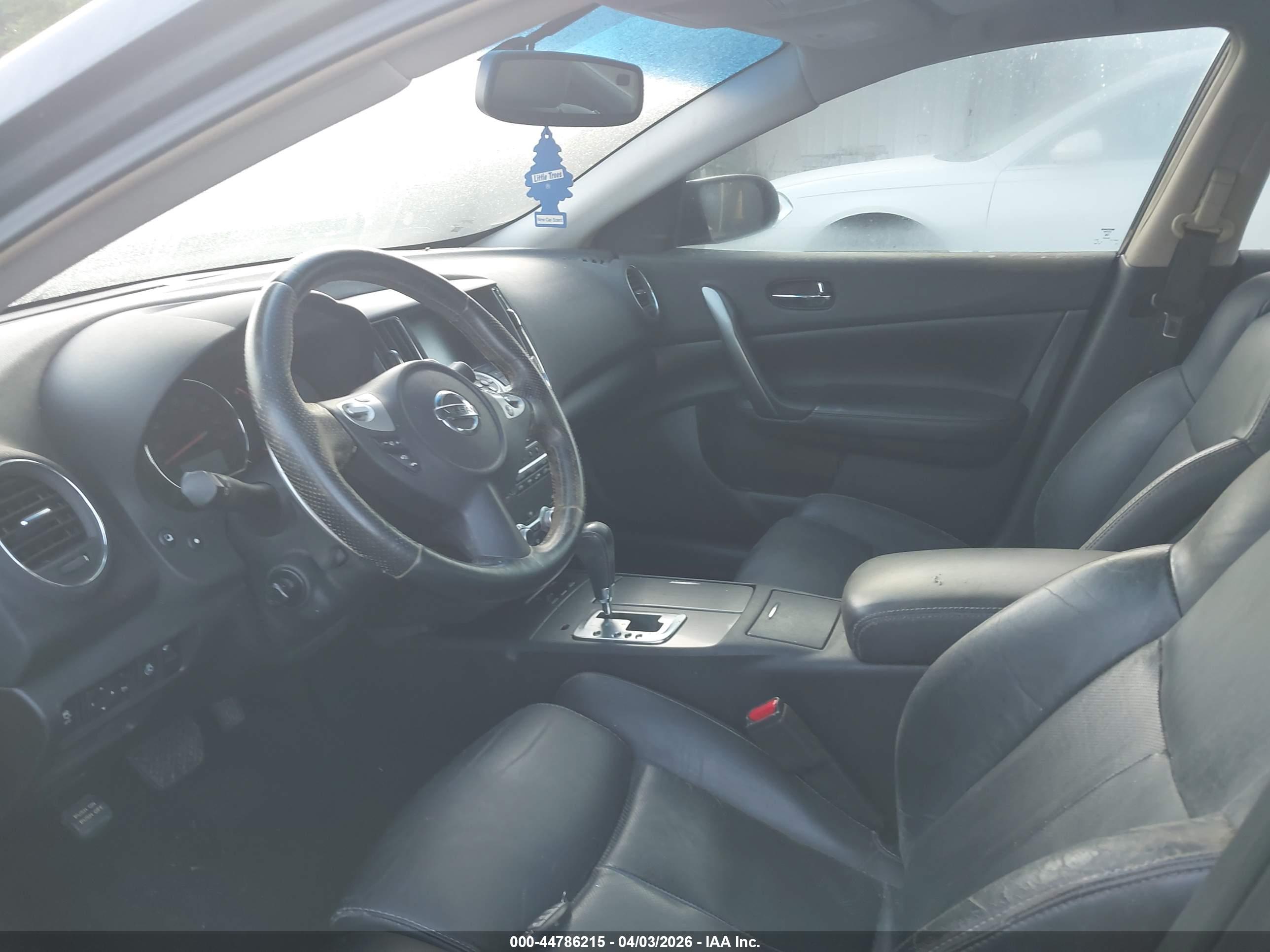 NISSAN MAXIMA image 5
