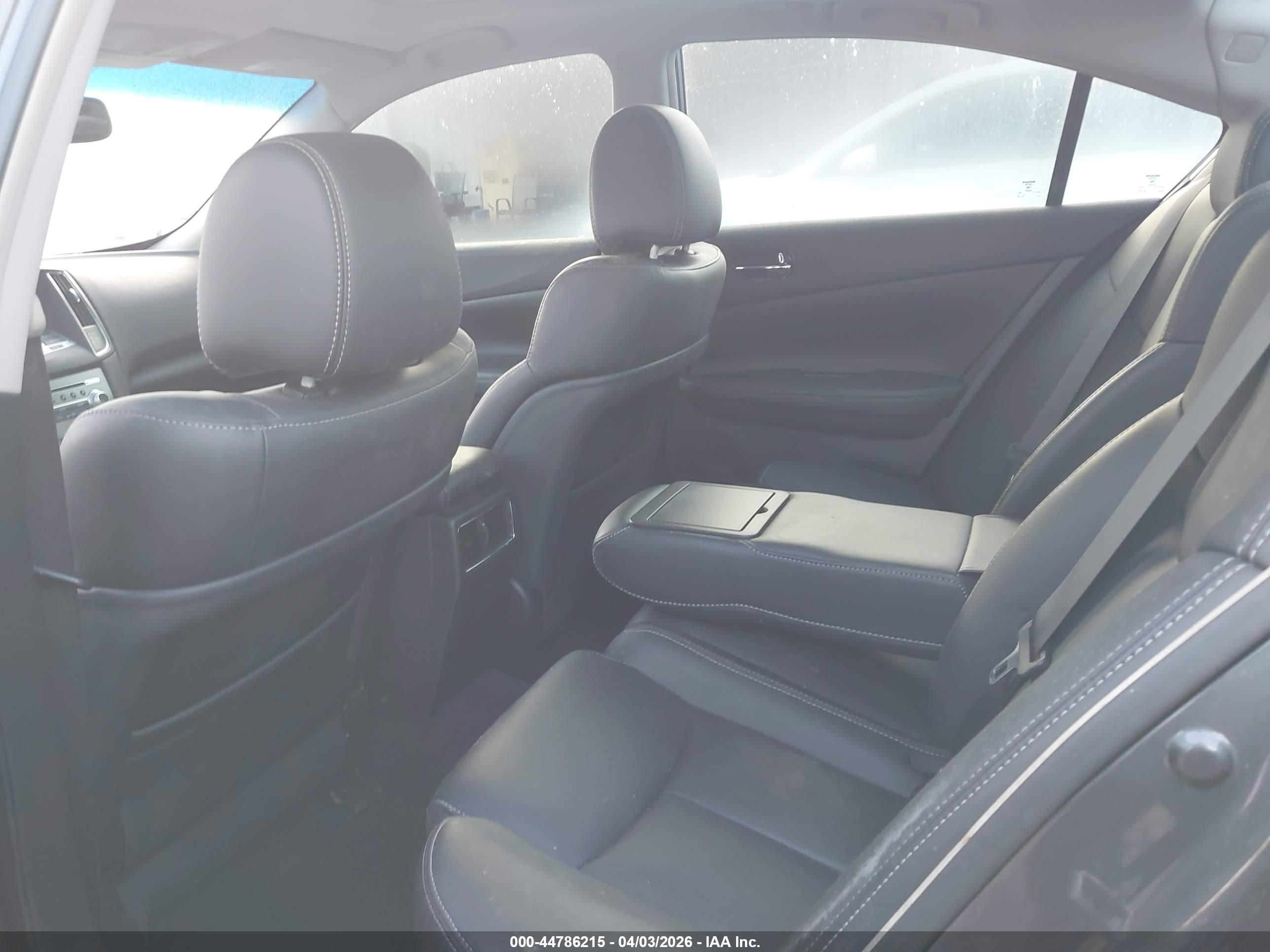 NISSAN MAXIMA image 8