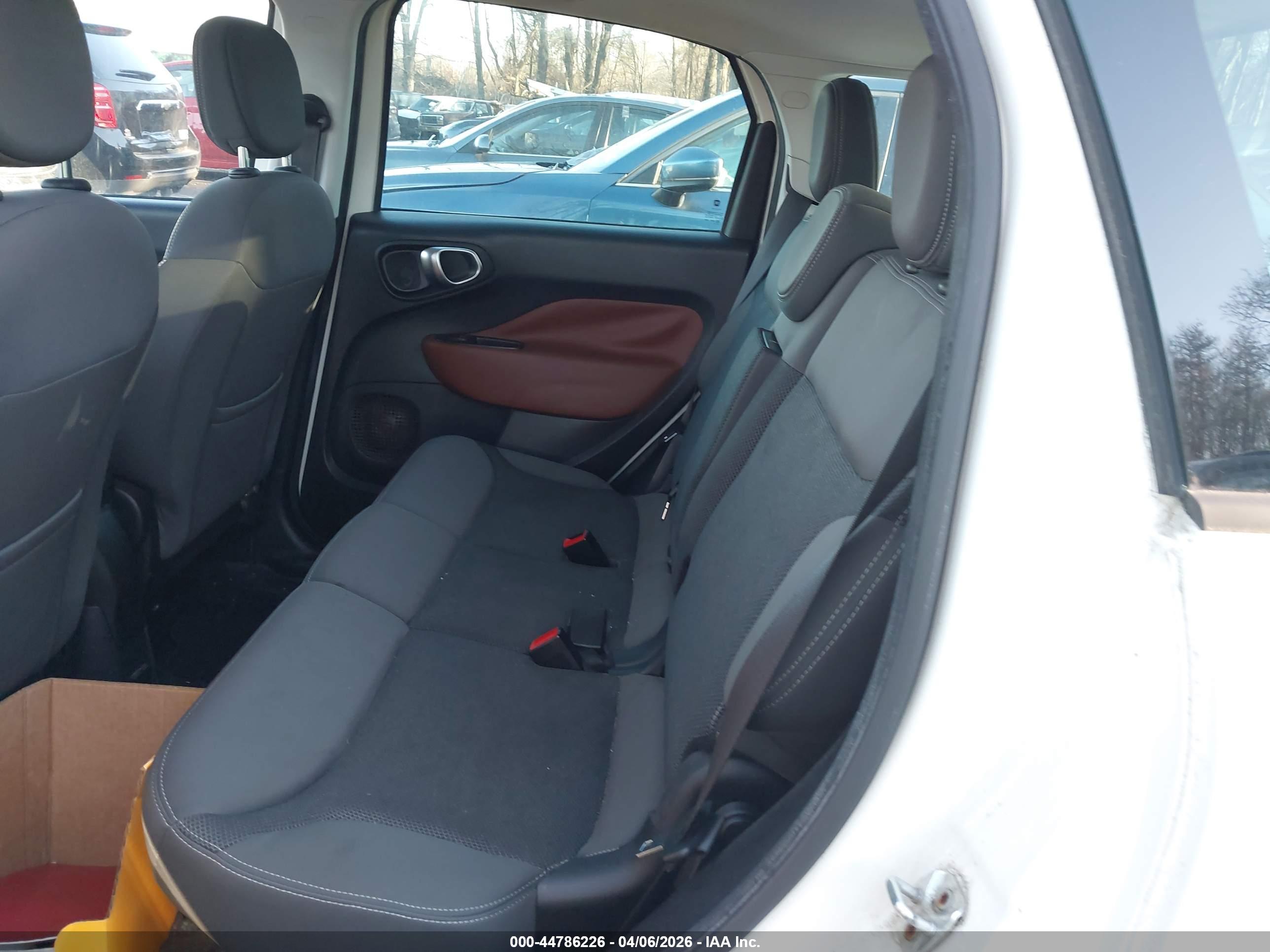 FIAT 500L image 8