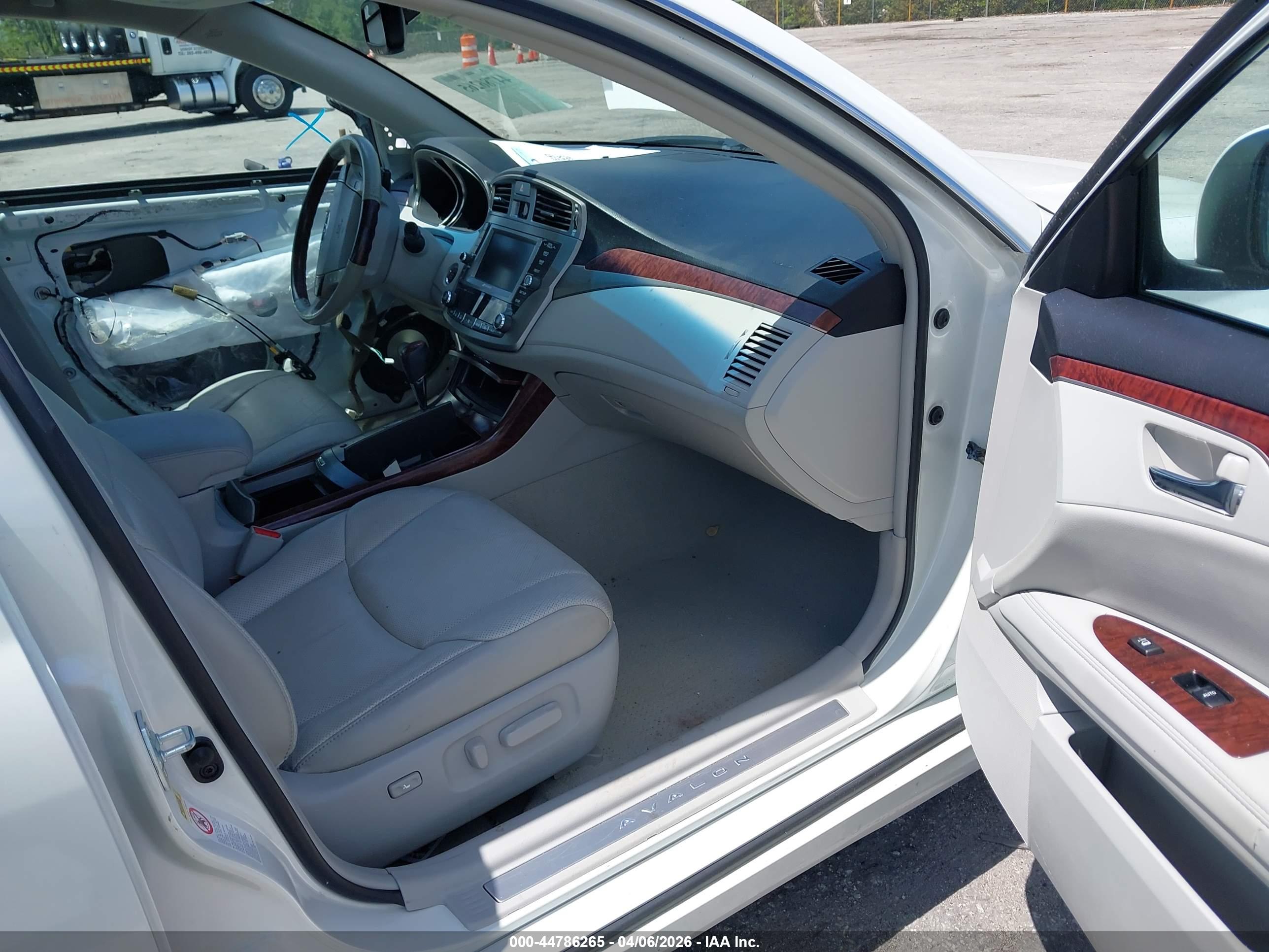 TOYOTA AVALON image 5