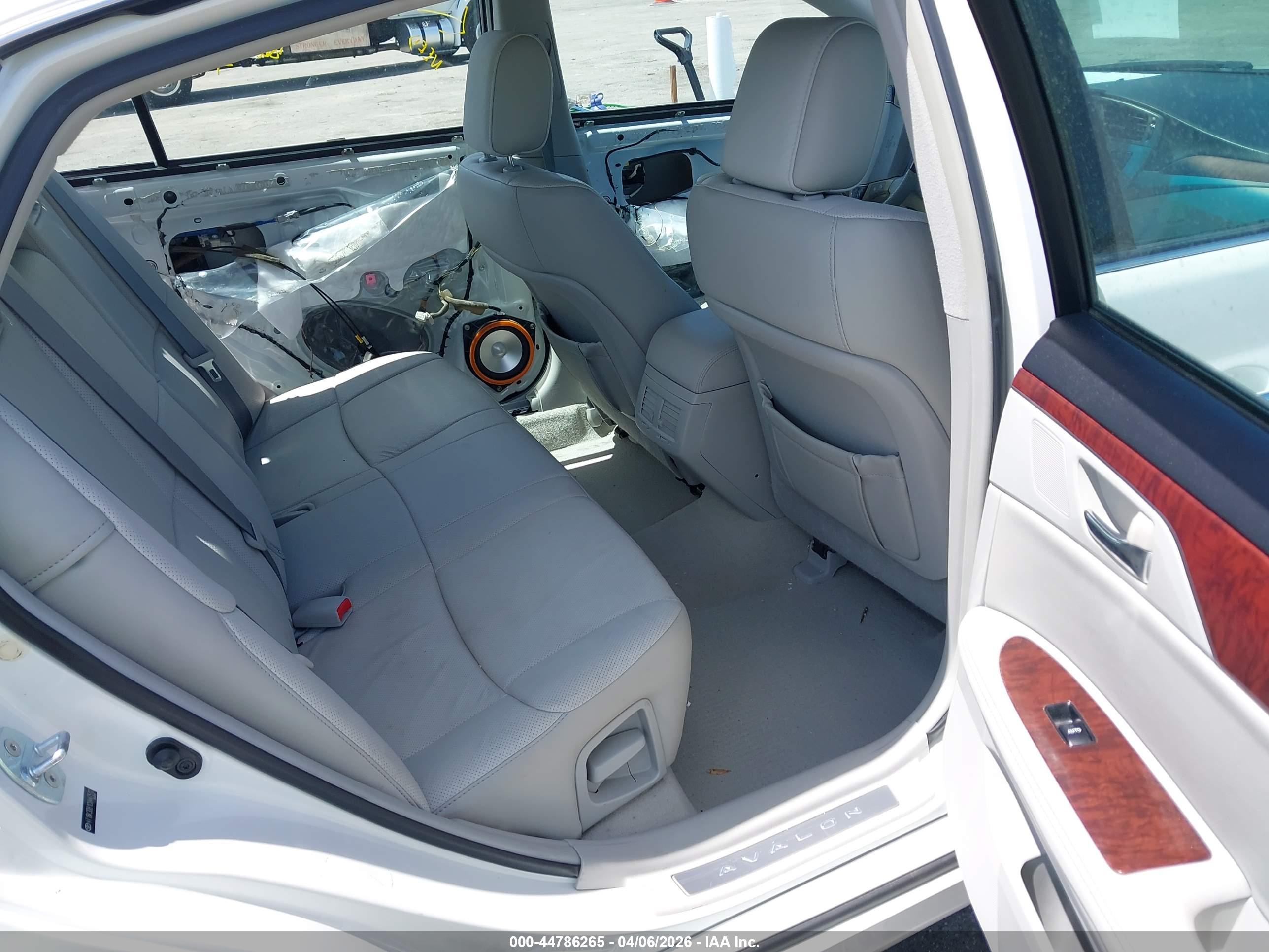 TOYOTA AVALON image 8
