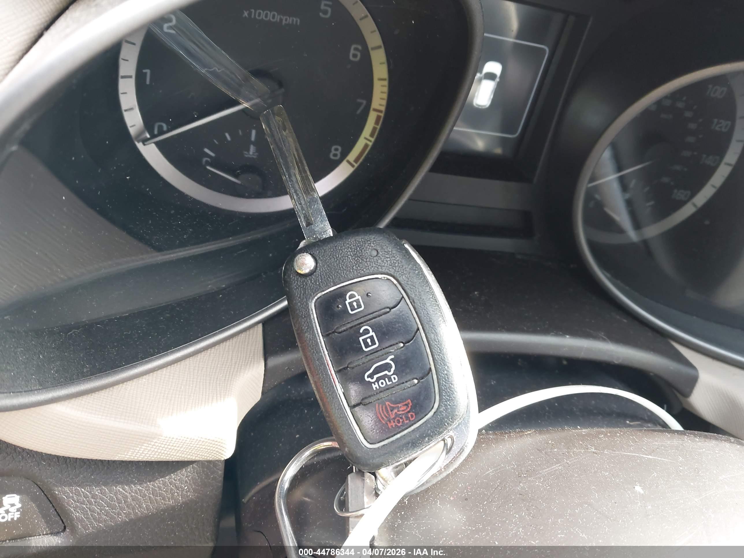 HYUNDAI SANTA image 11