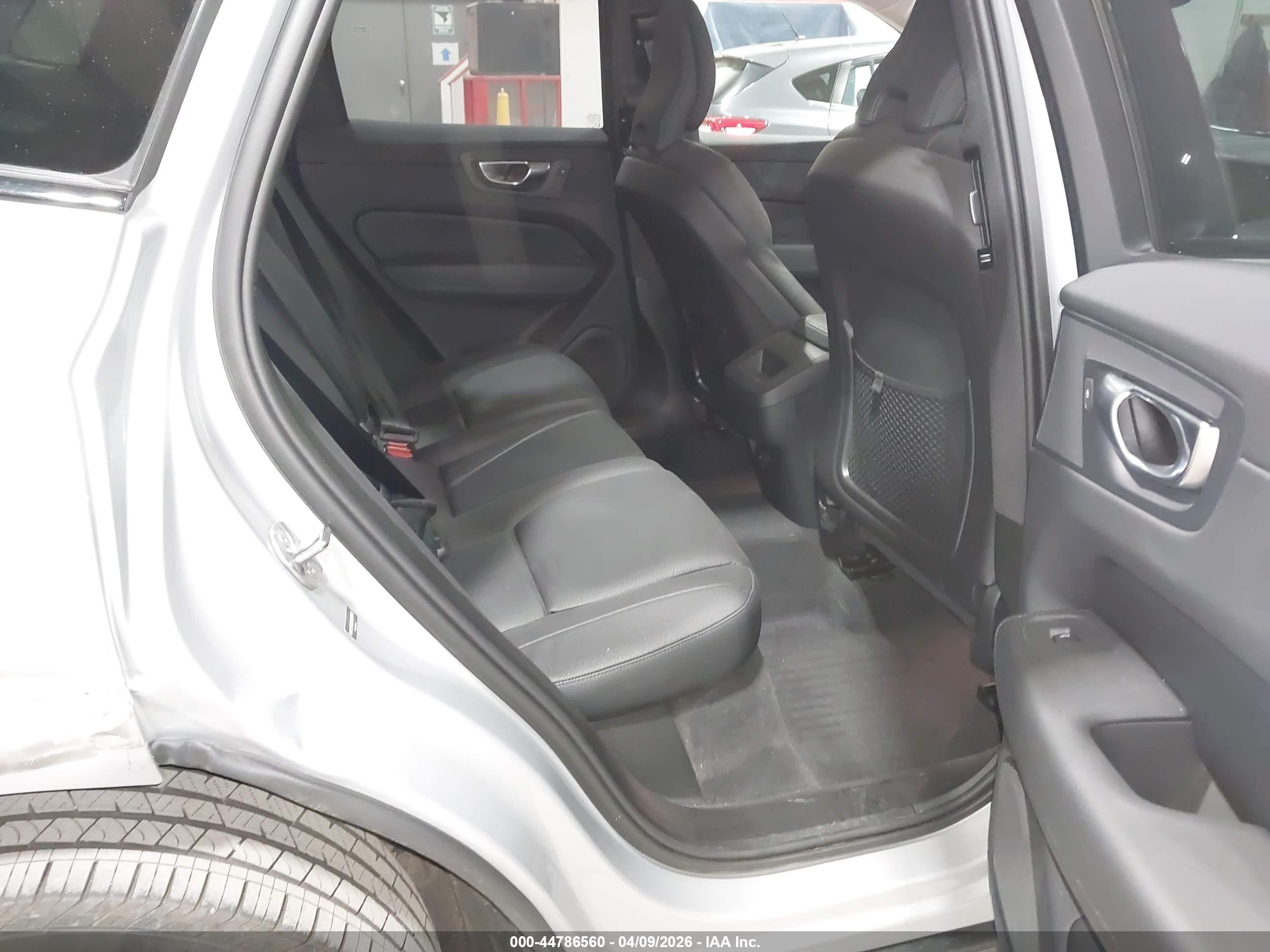 VOLVO XC60 image 8