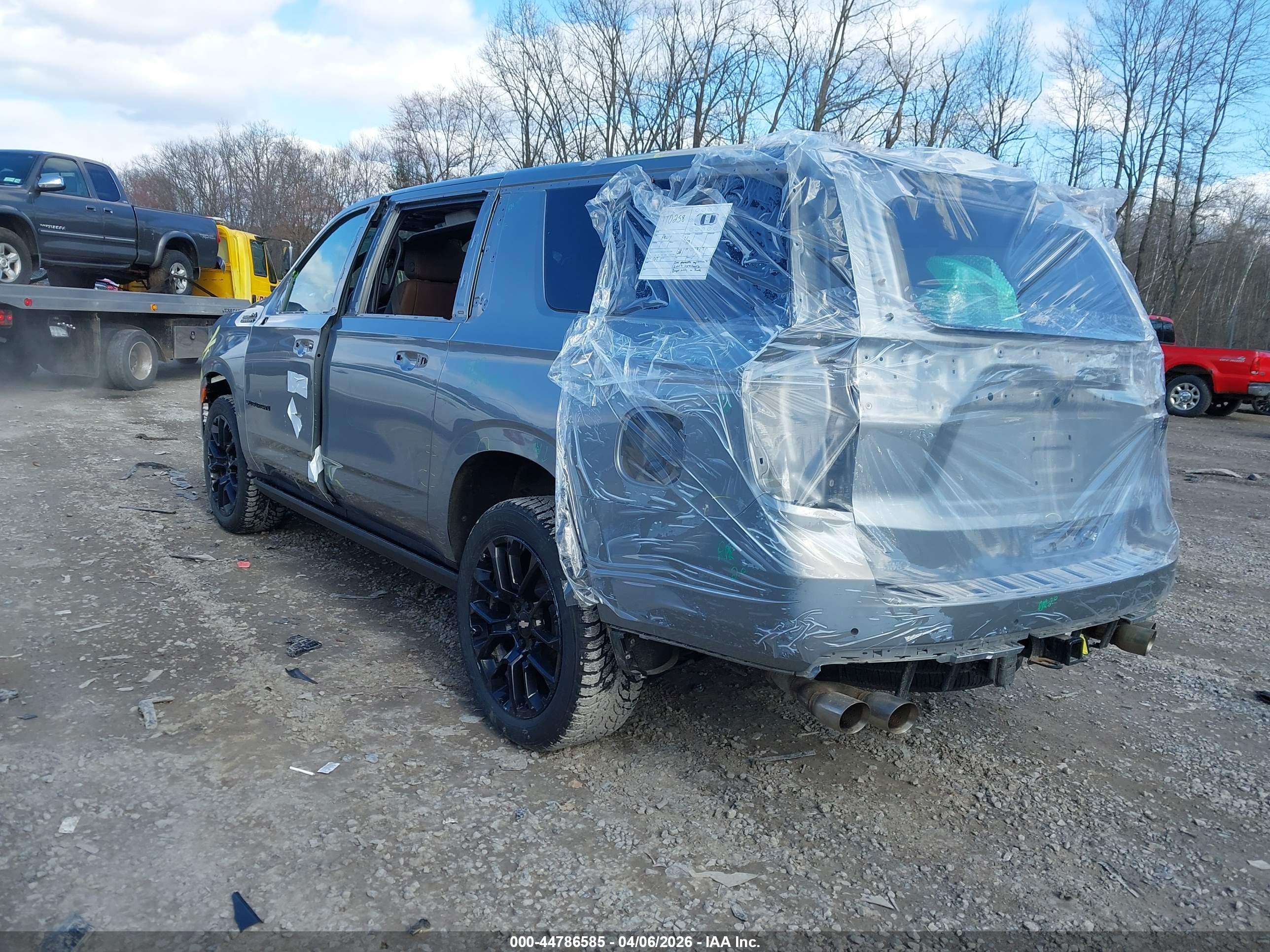 CHEVROLET SUBURBAN image 3
