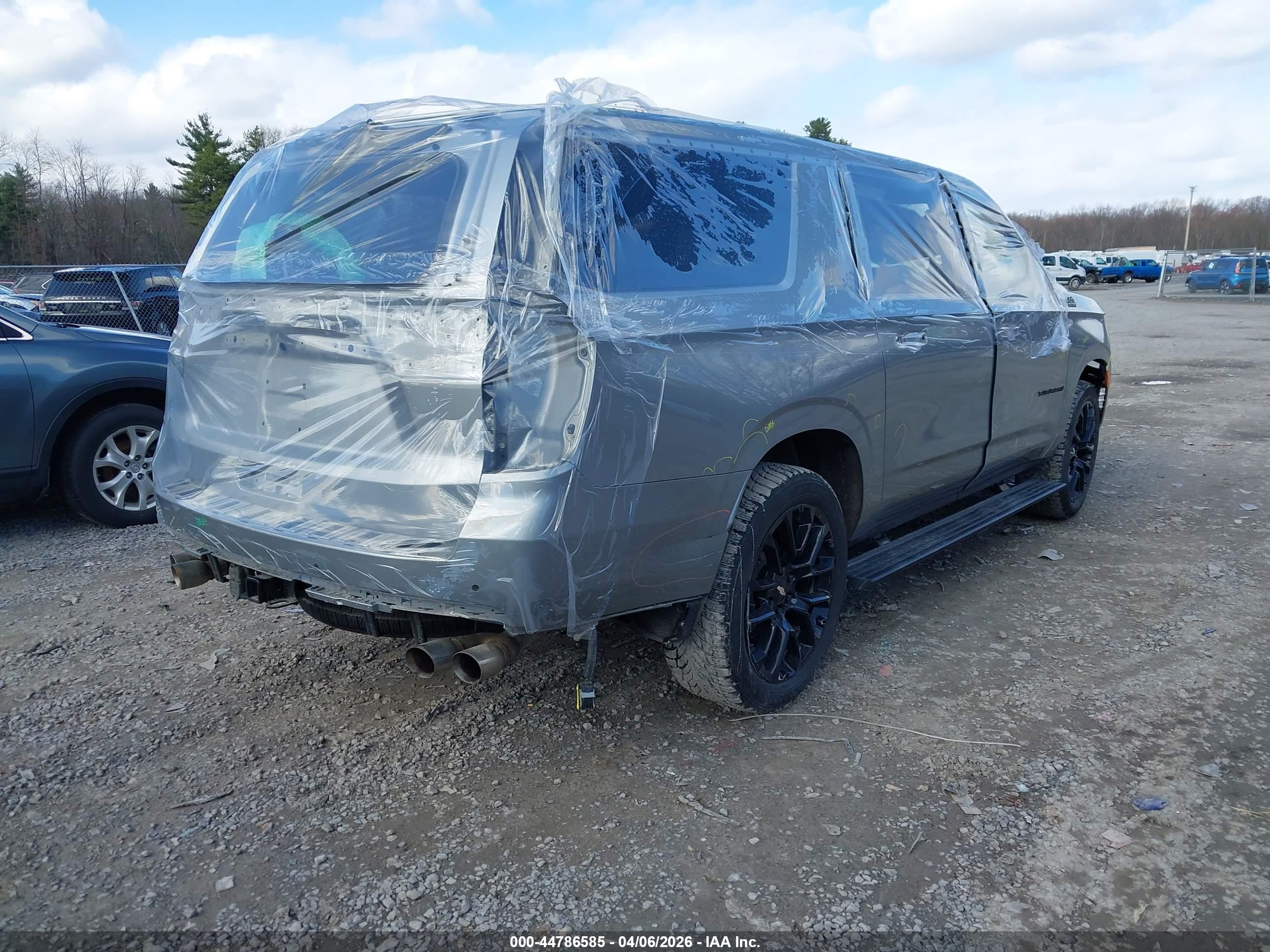 CHEVROLET SUBURBAN image 4