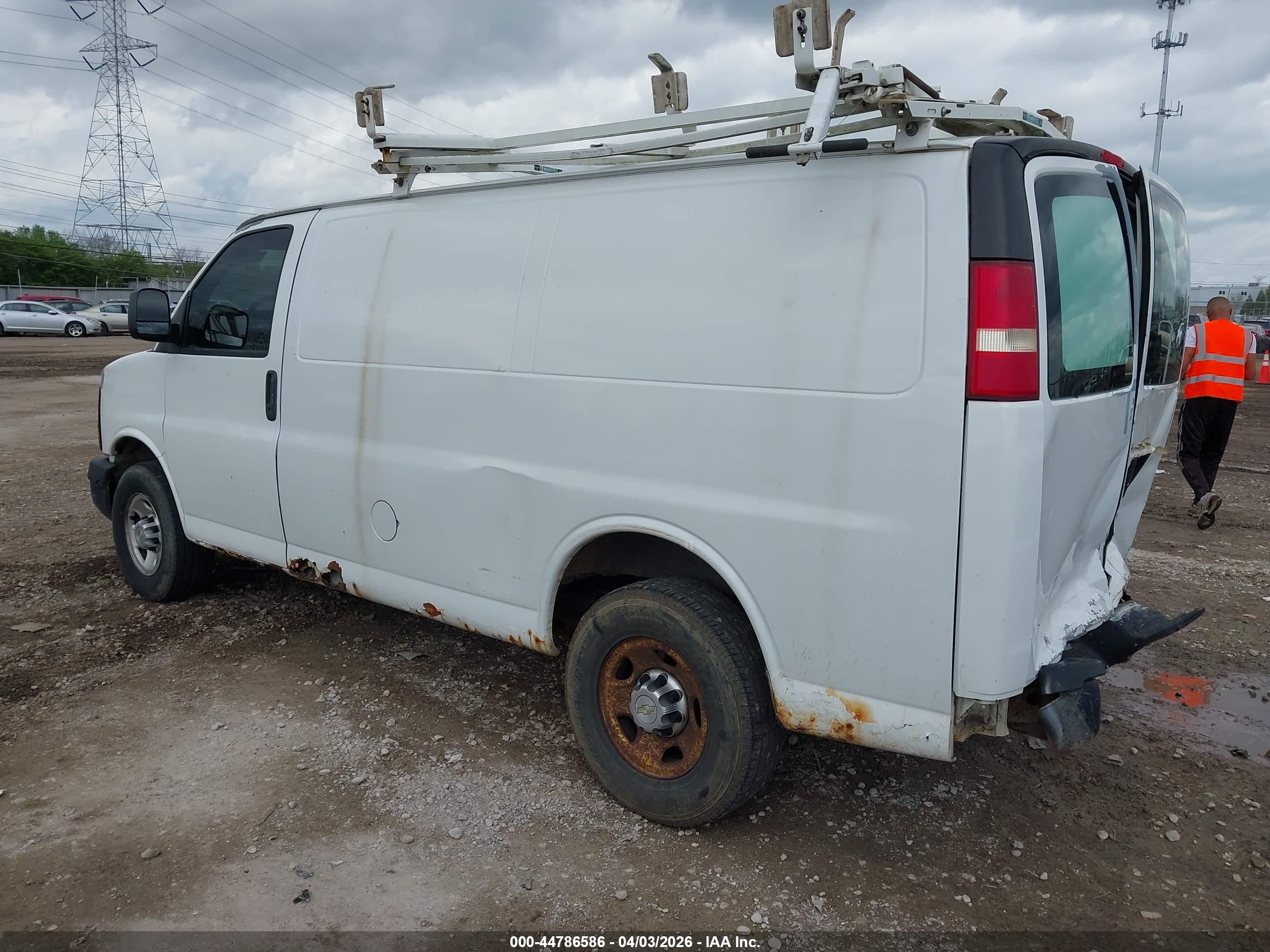 CHEVROLET EXPRESS image 3