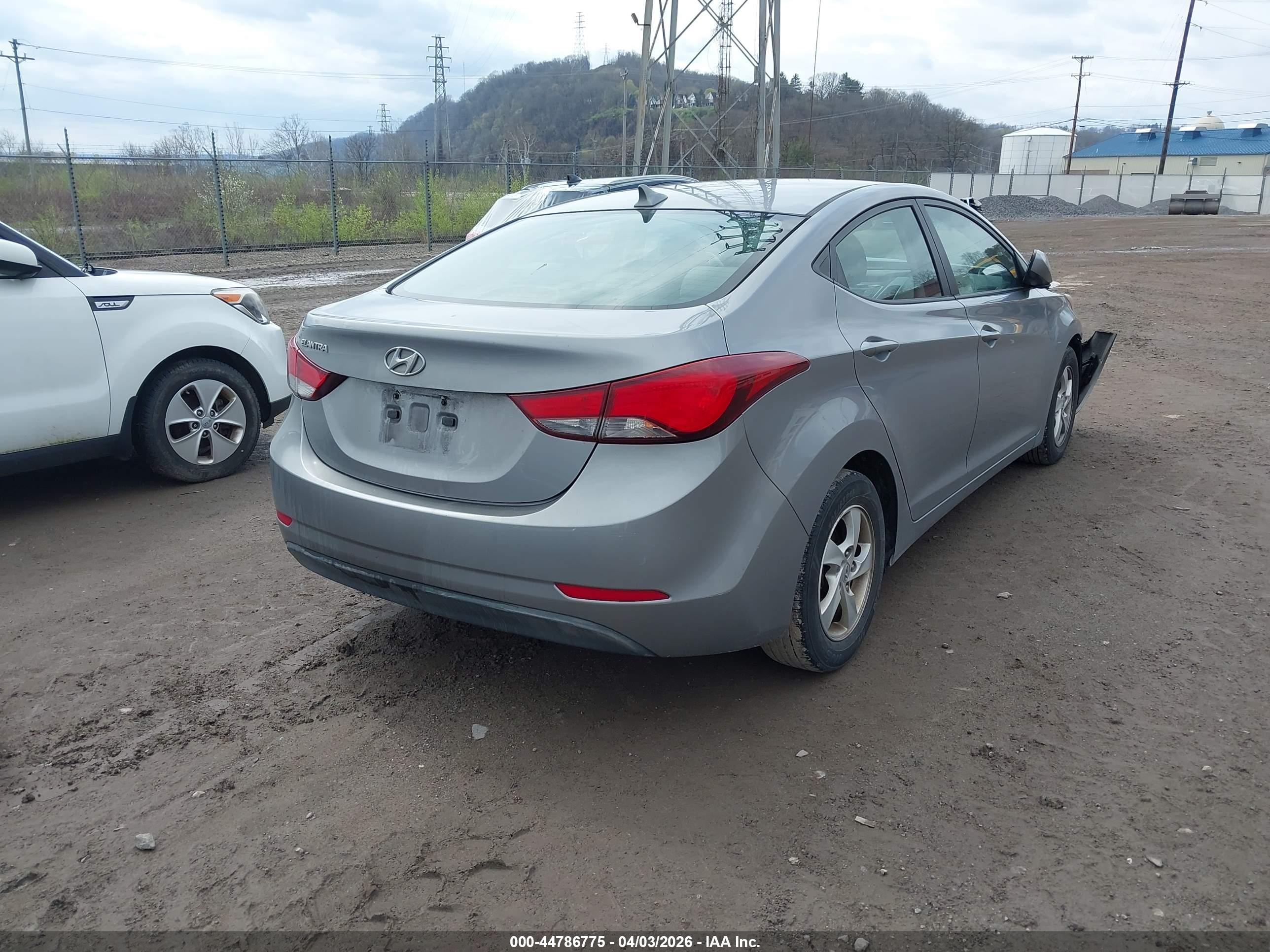 HYUNDAI ELANTRA image 4