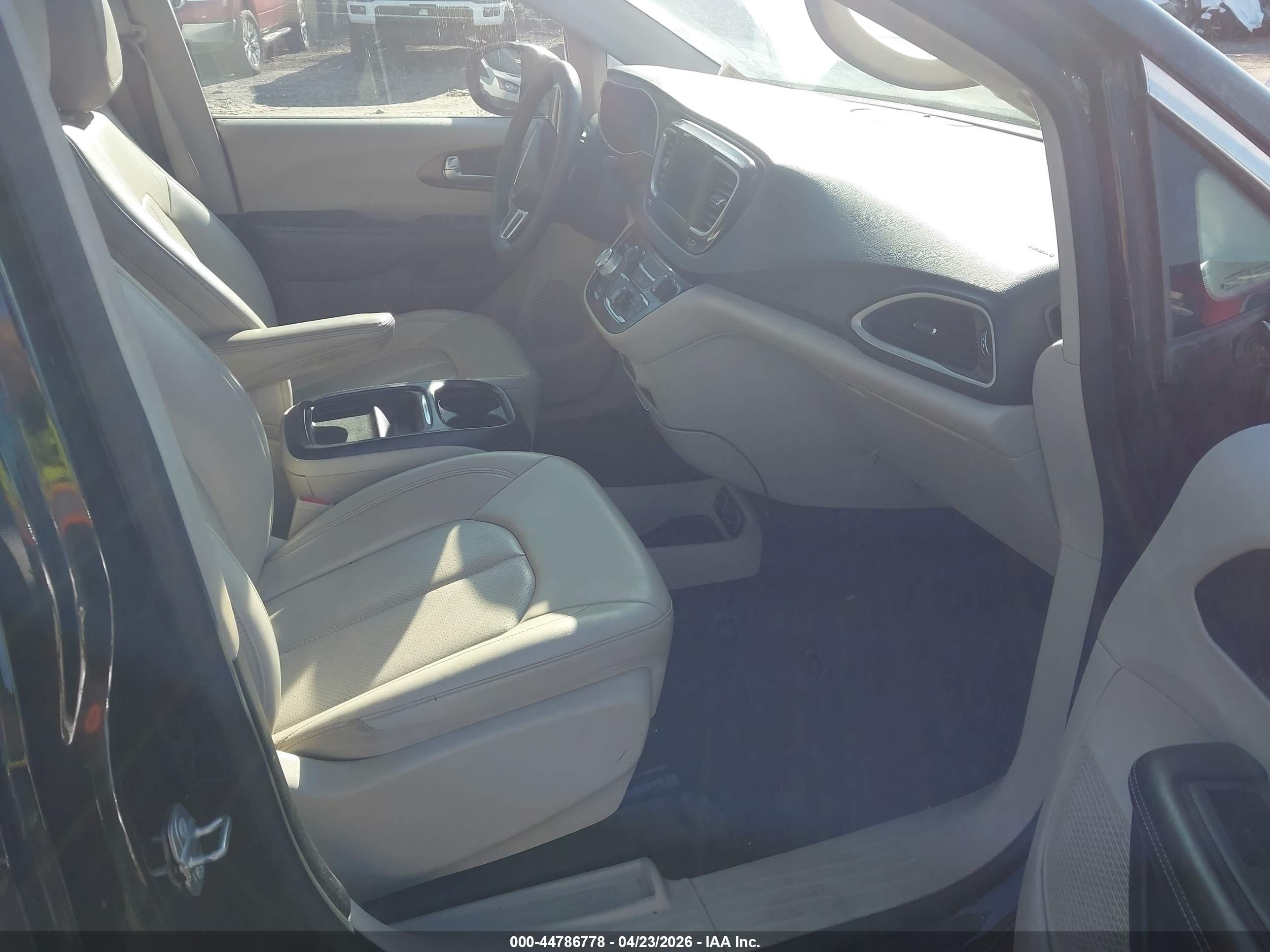 CHRYSLER VOYAGER image 5