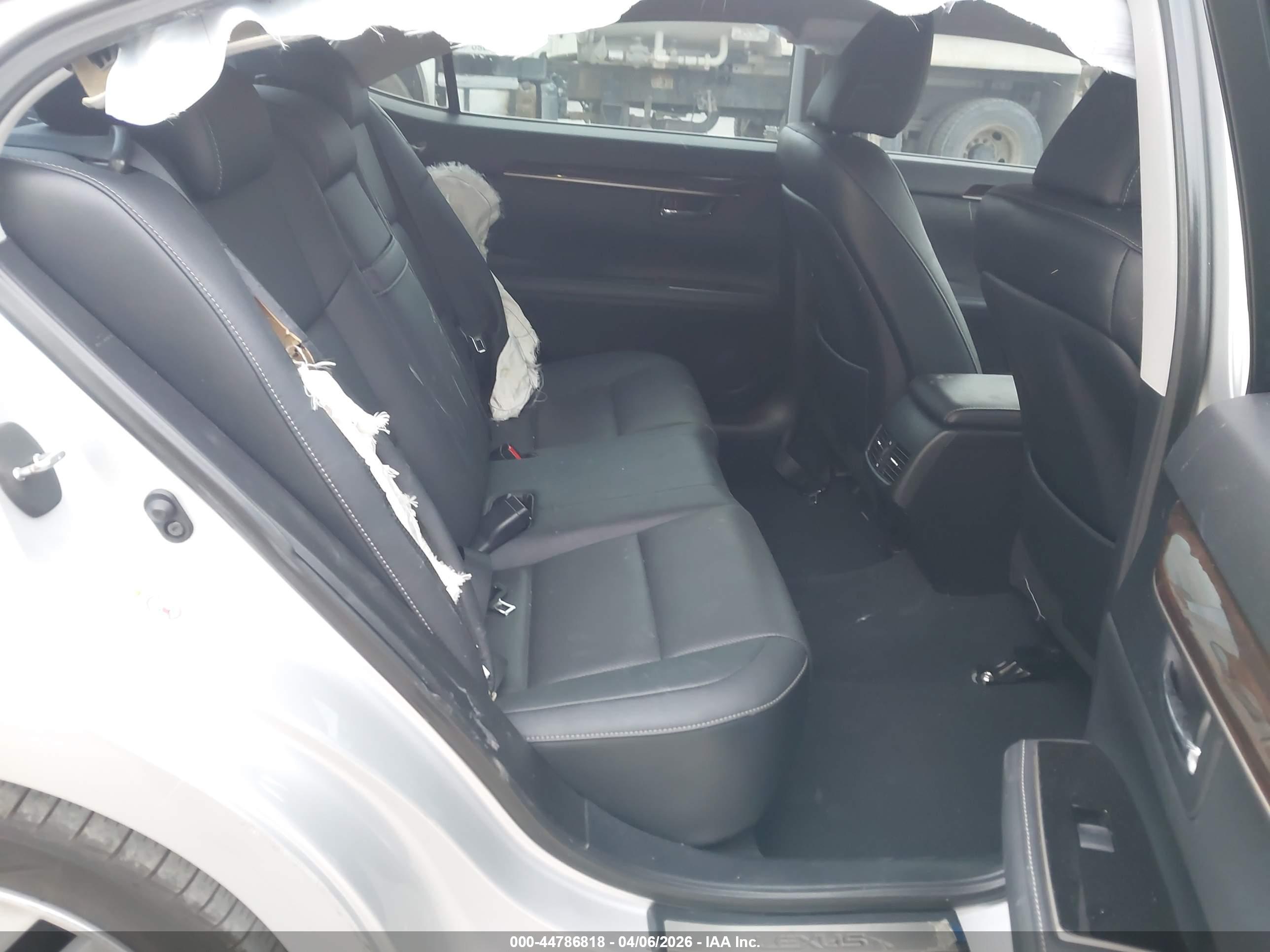 LEXUS ES image 8