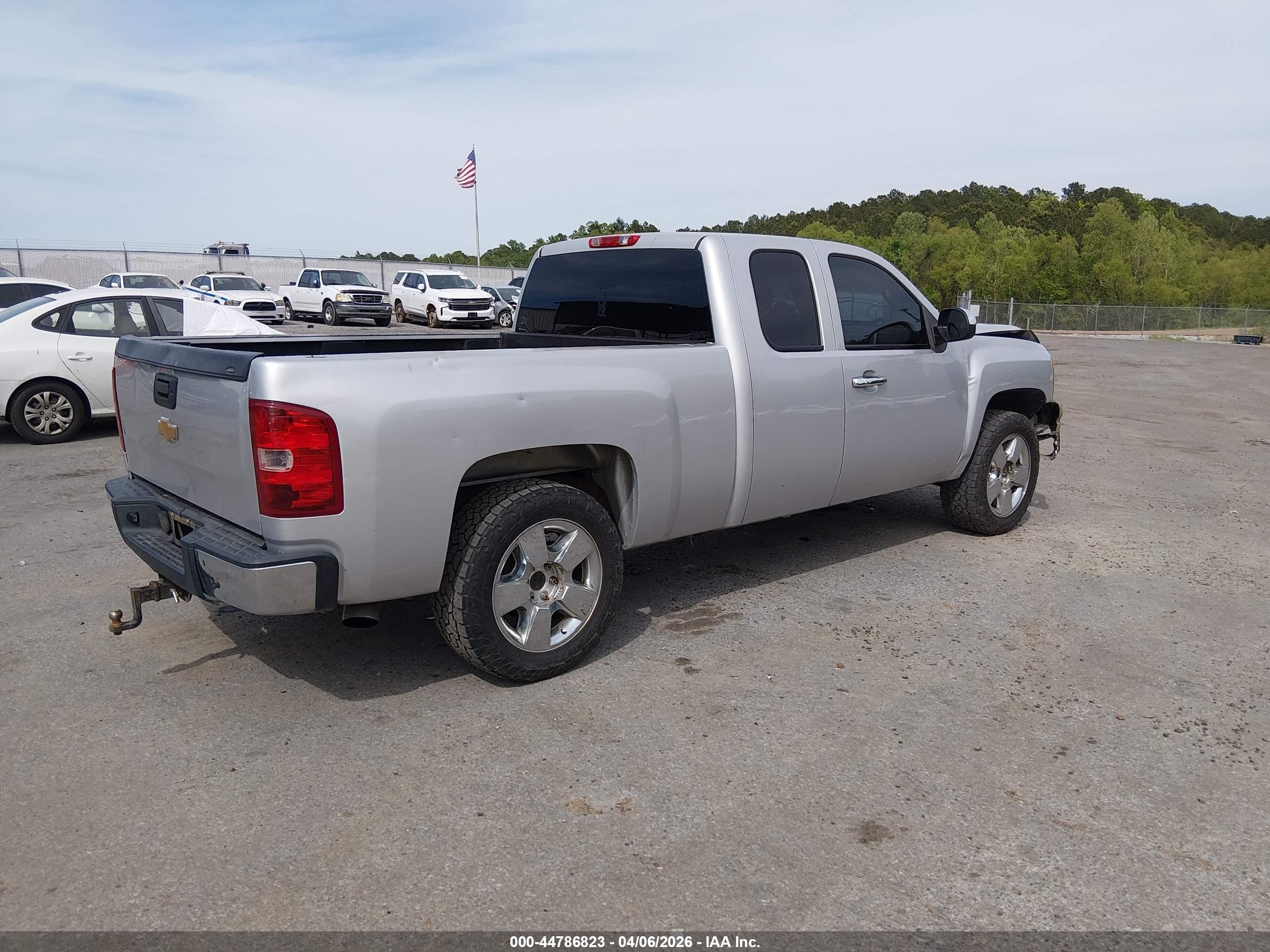 CHEVROLET SILVERADO image 4