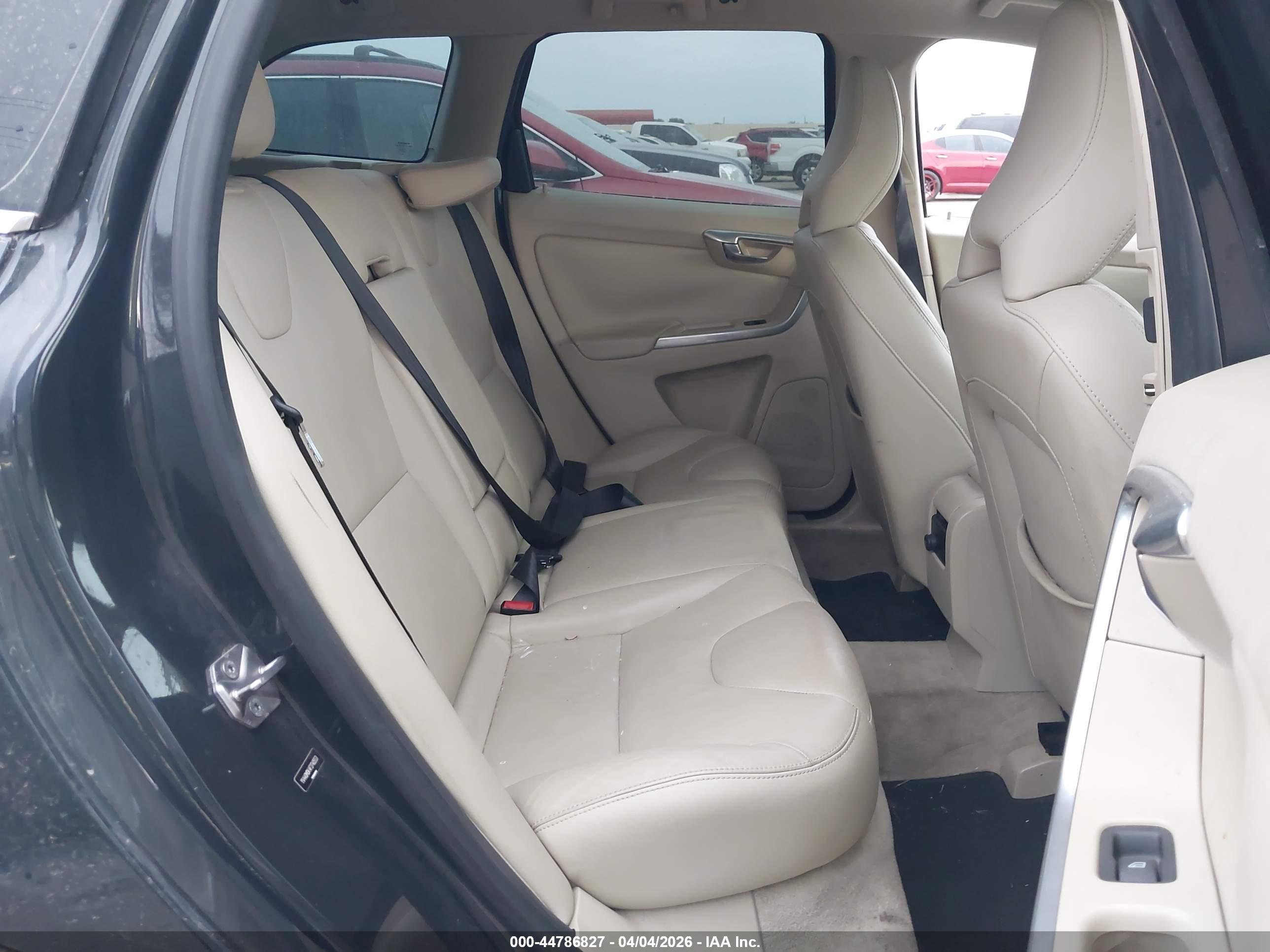 VOLVO XC60 image 8