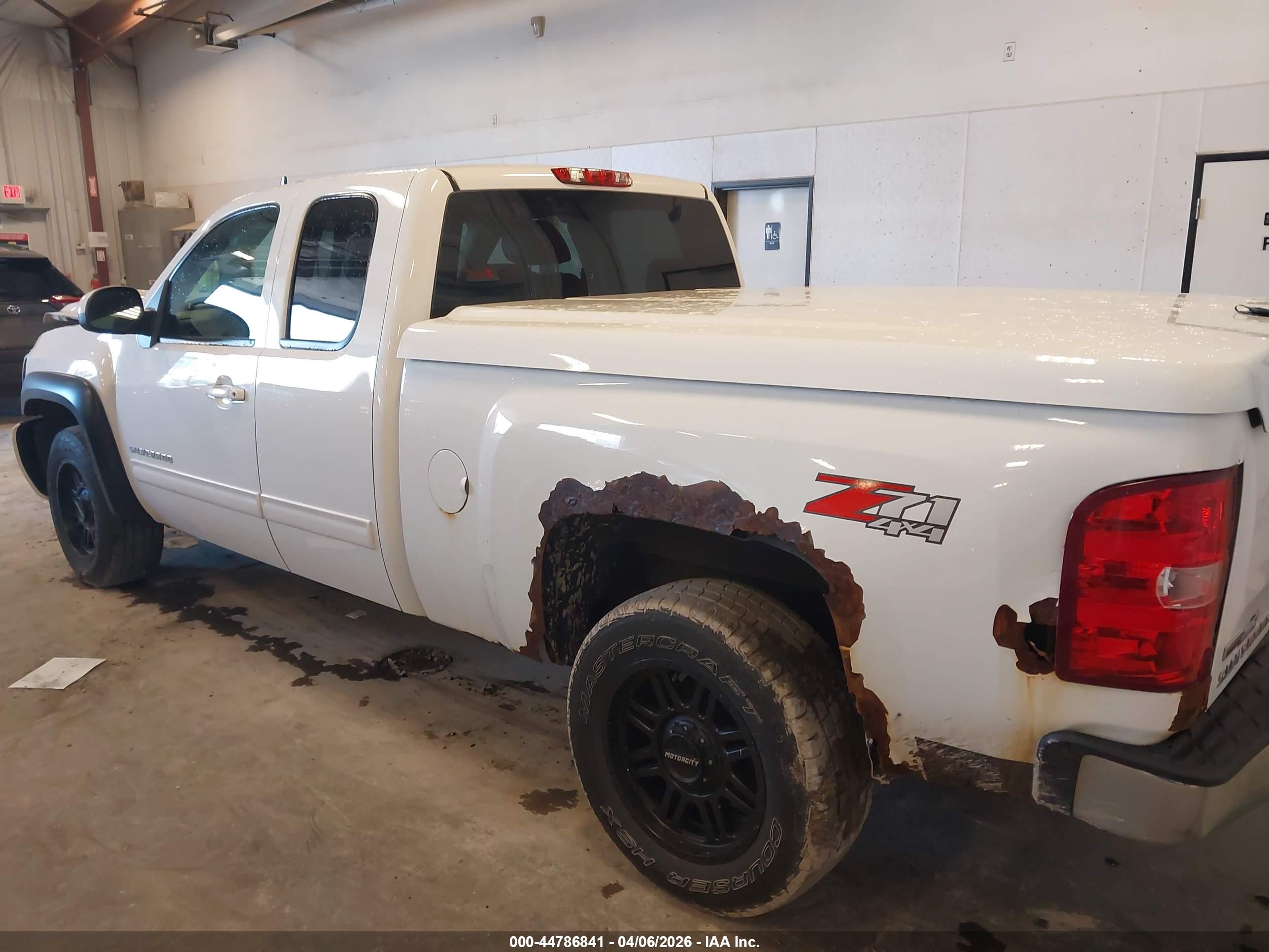 CHEVROLET SILVERADO image 3