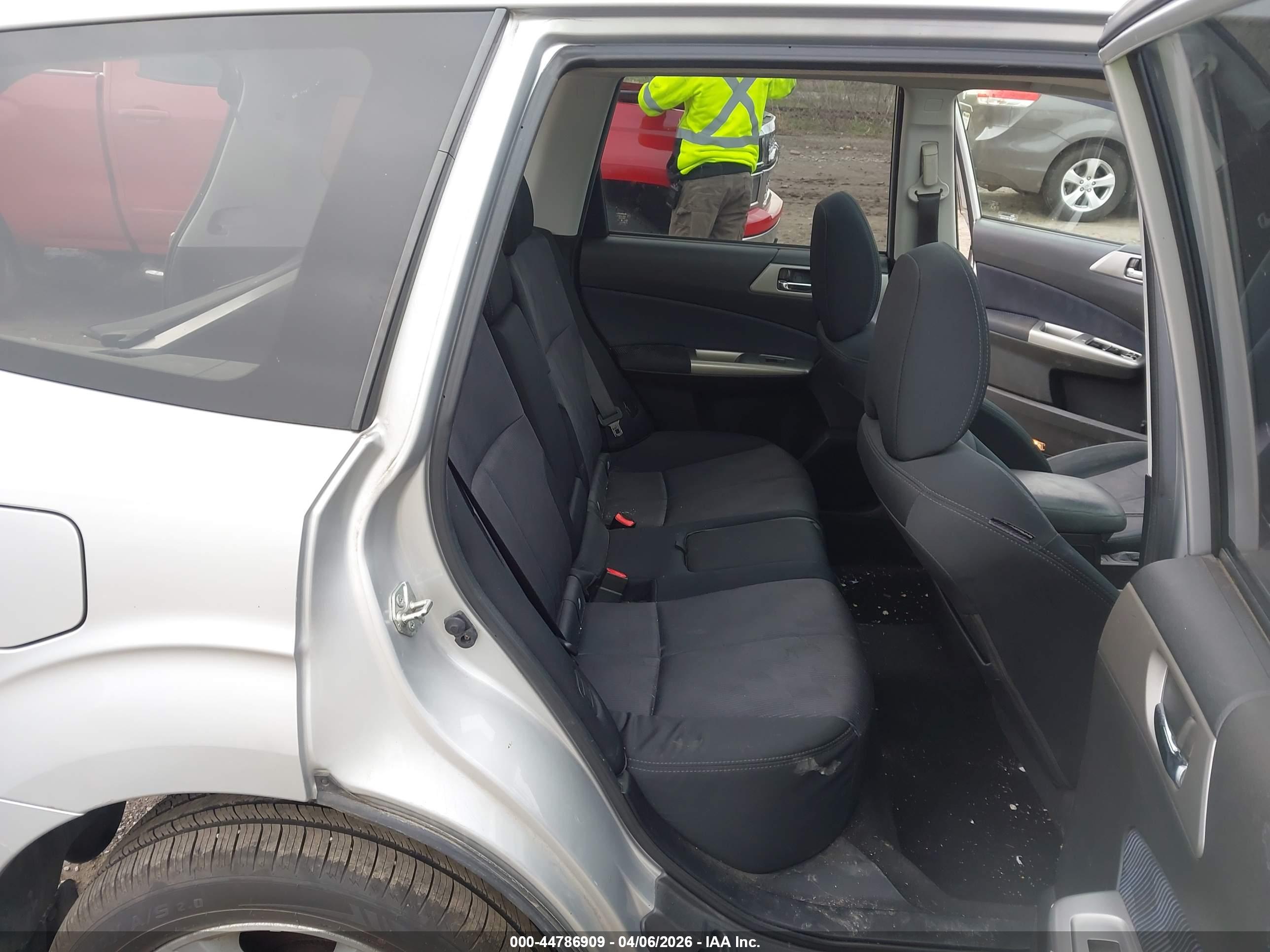 SUBARU FORESTER image 8