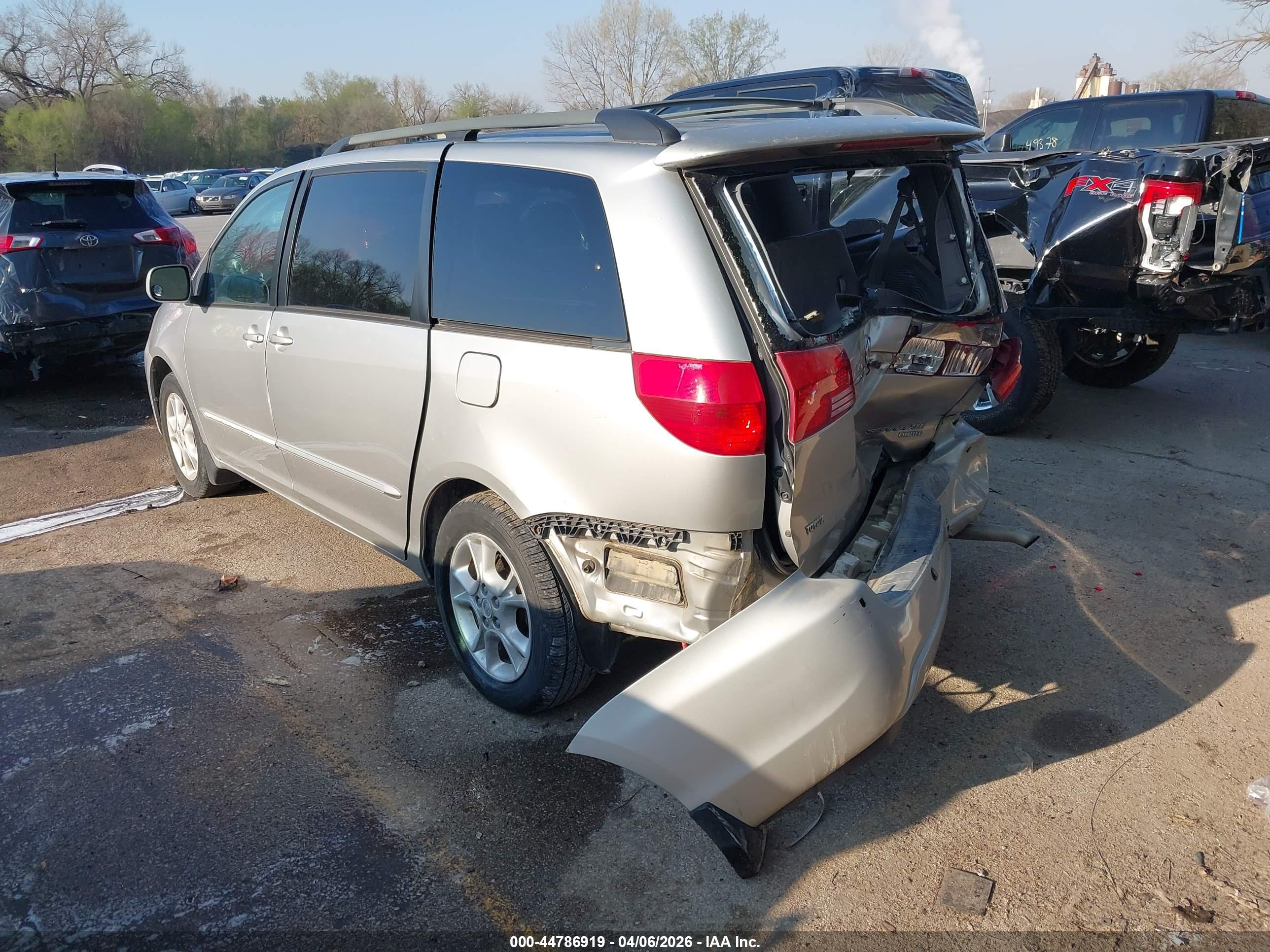 TOYOTA SIENNA image 3