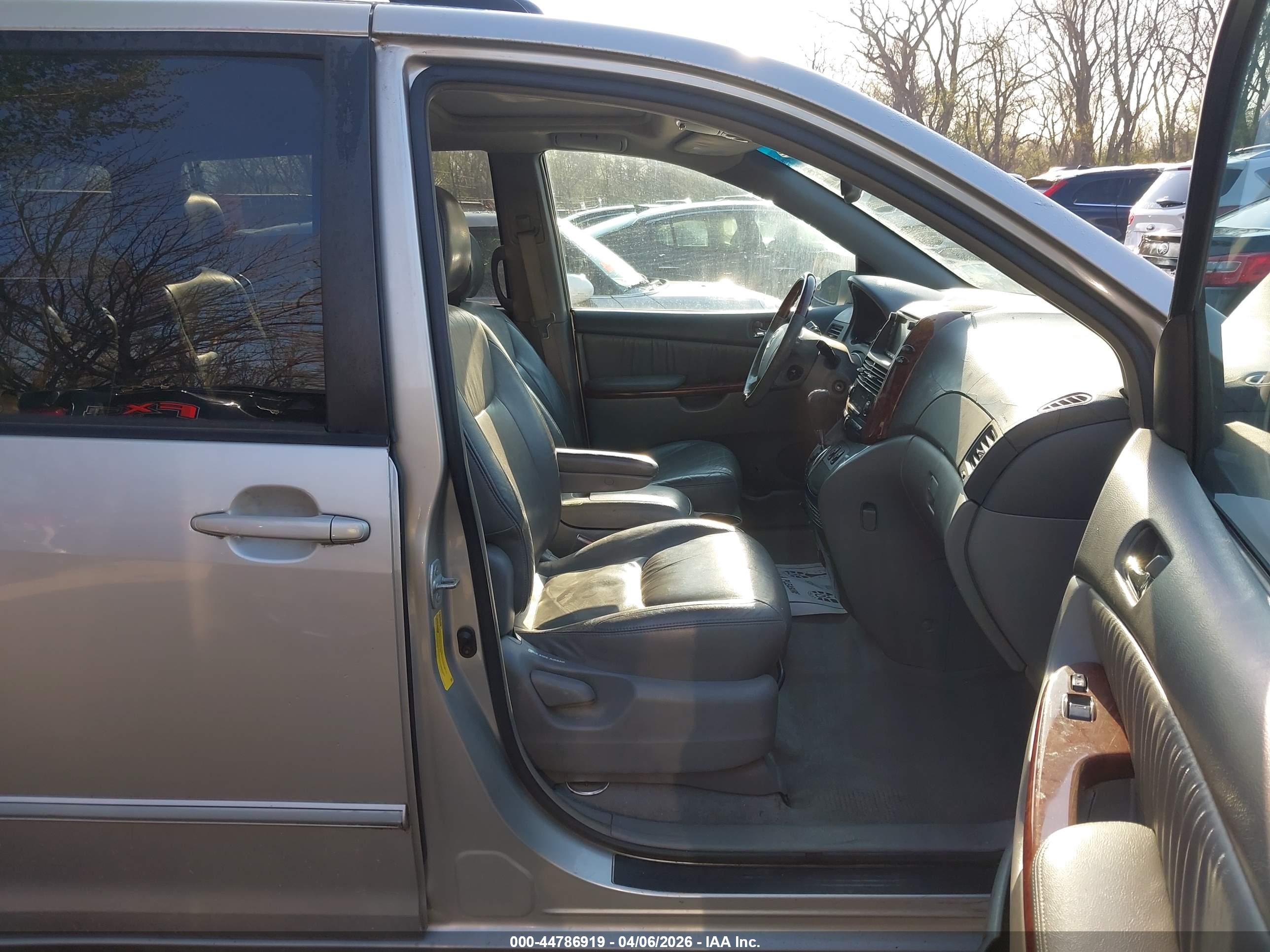 TOYOTA SIENNA image 5