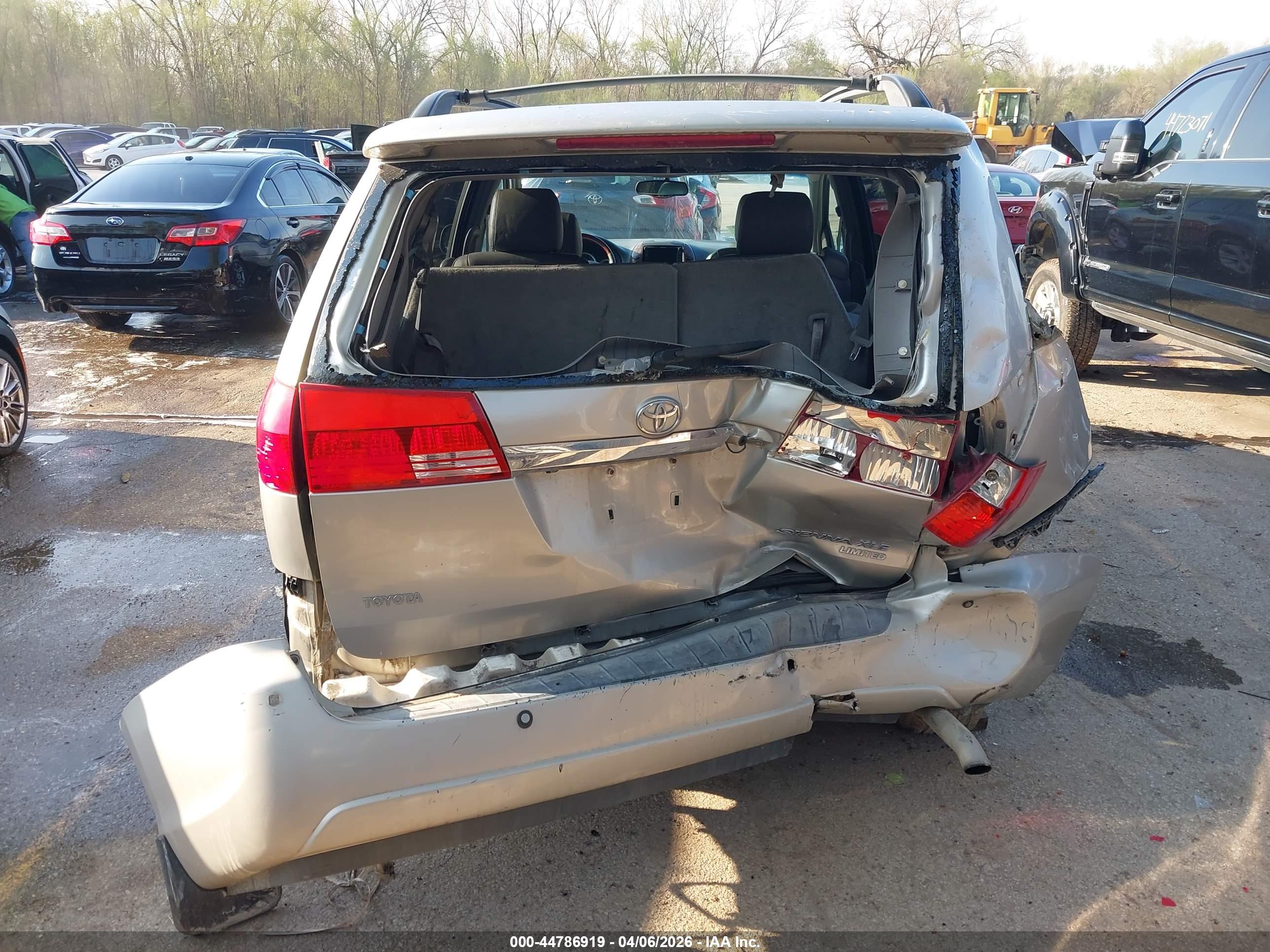 TOYOTA SIENNA image 6