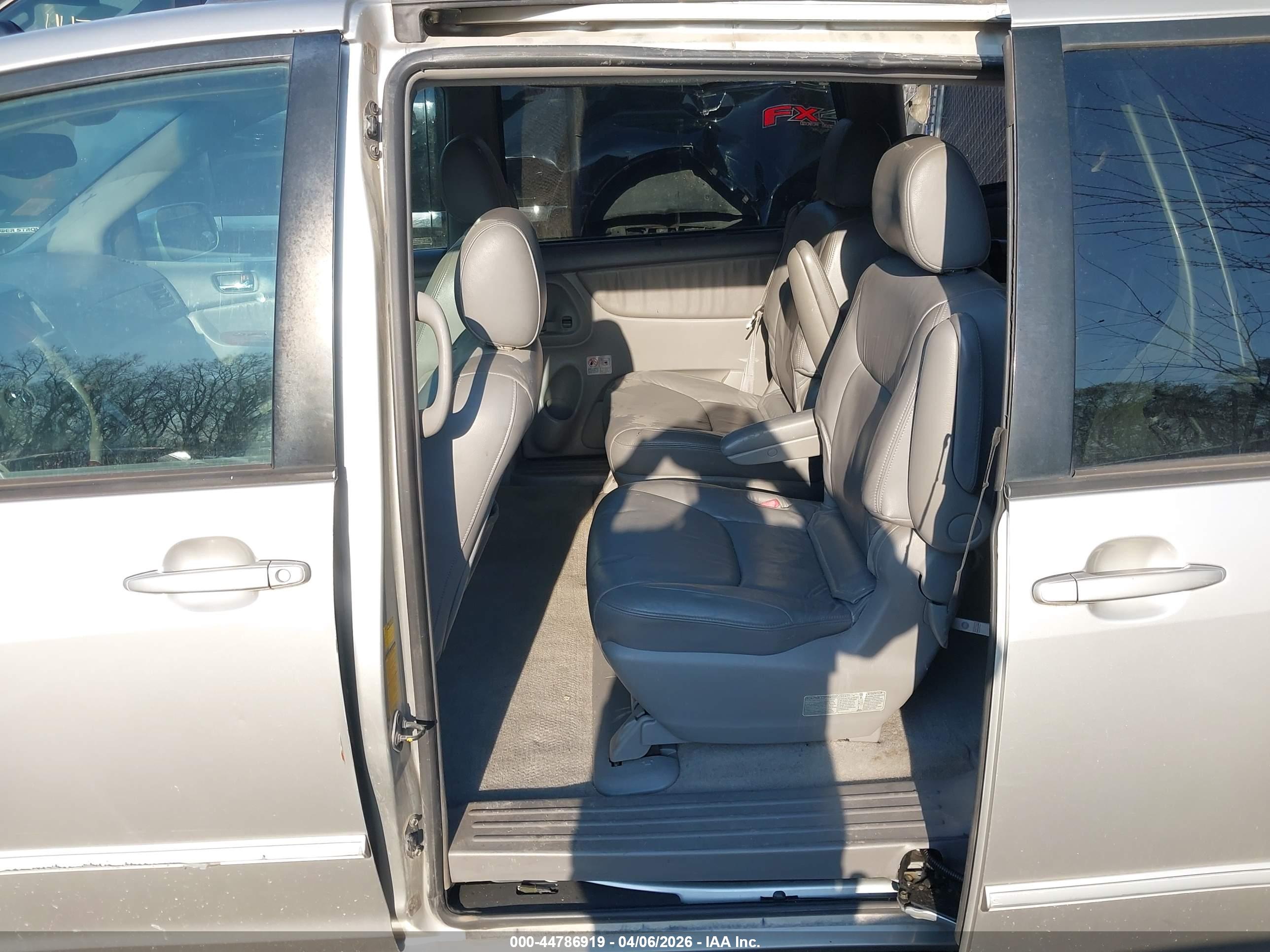 TOYOTA SIENNA image 8