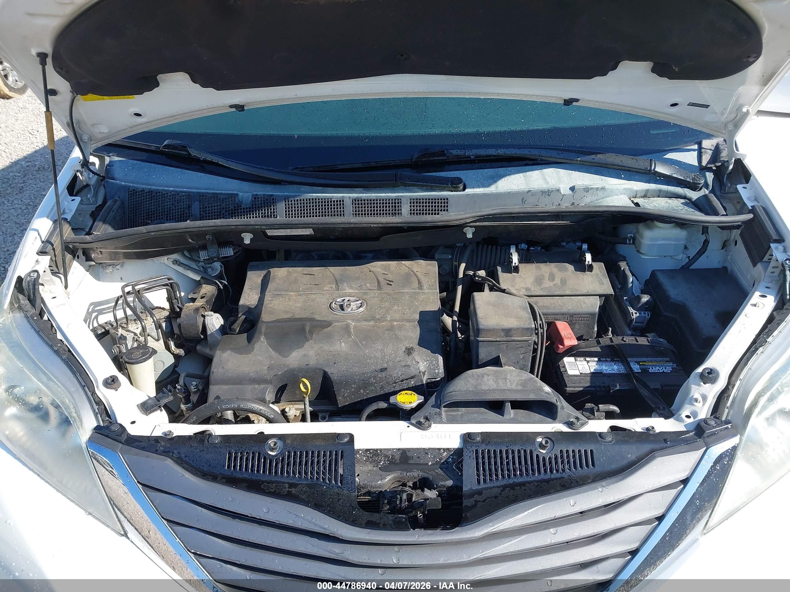 TOYOTA SIENNA image 10