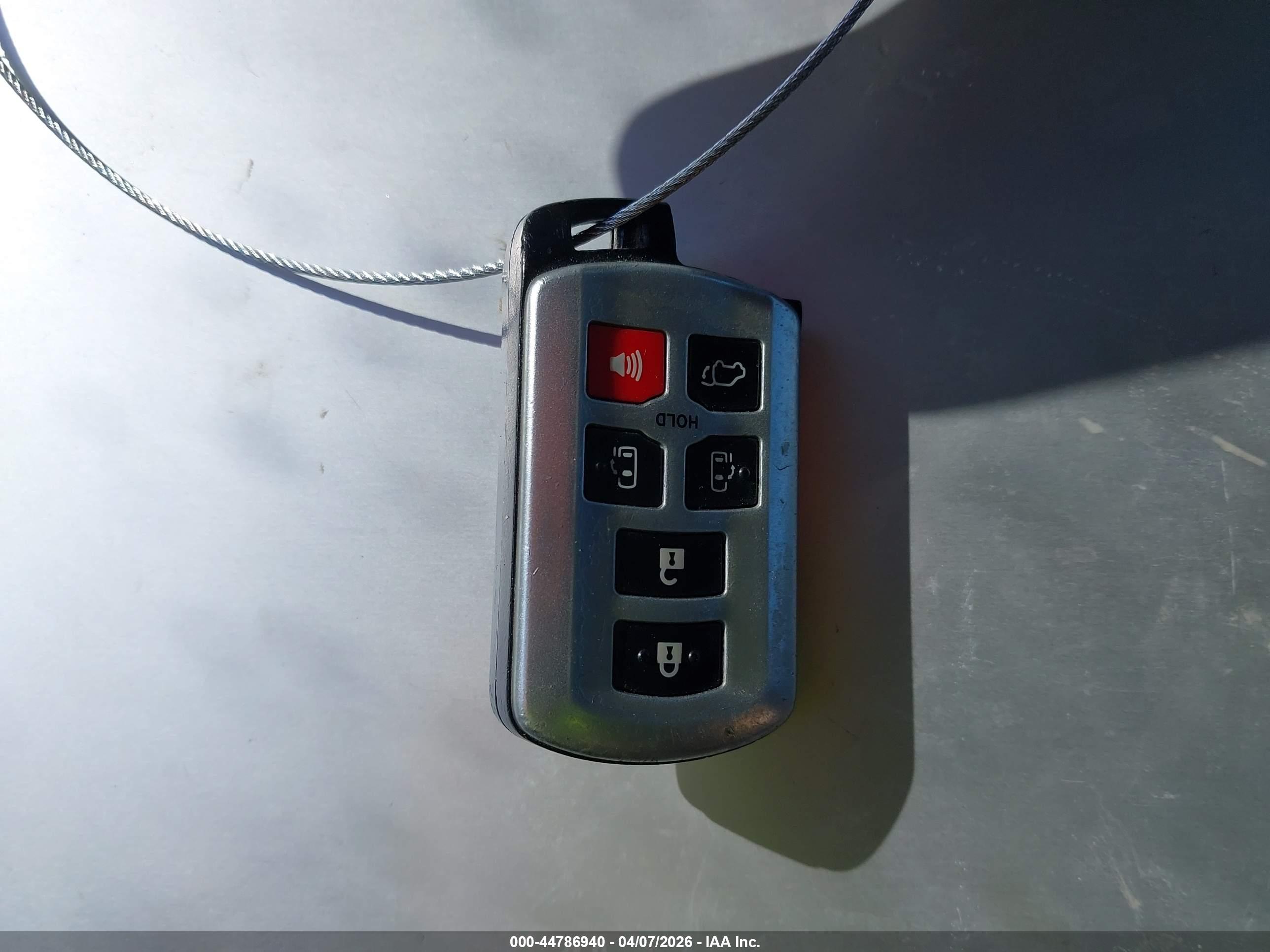 TOYOTA SIENNA image 11