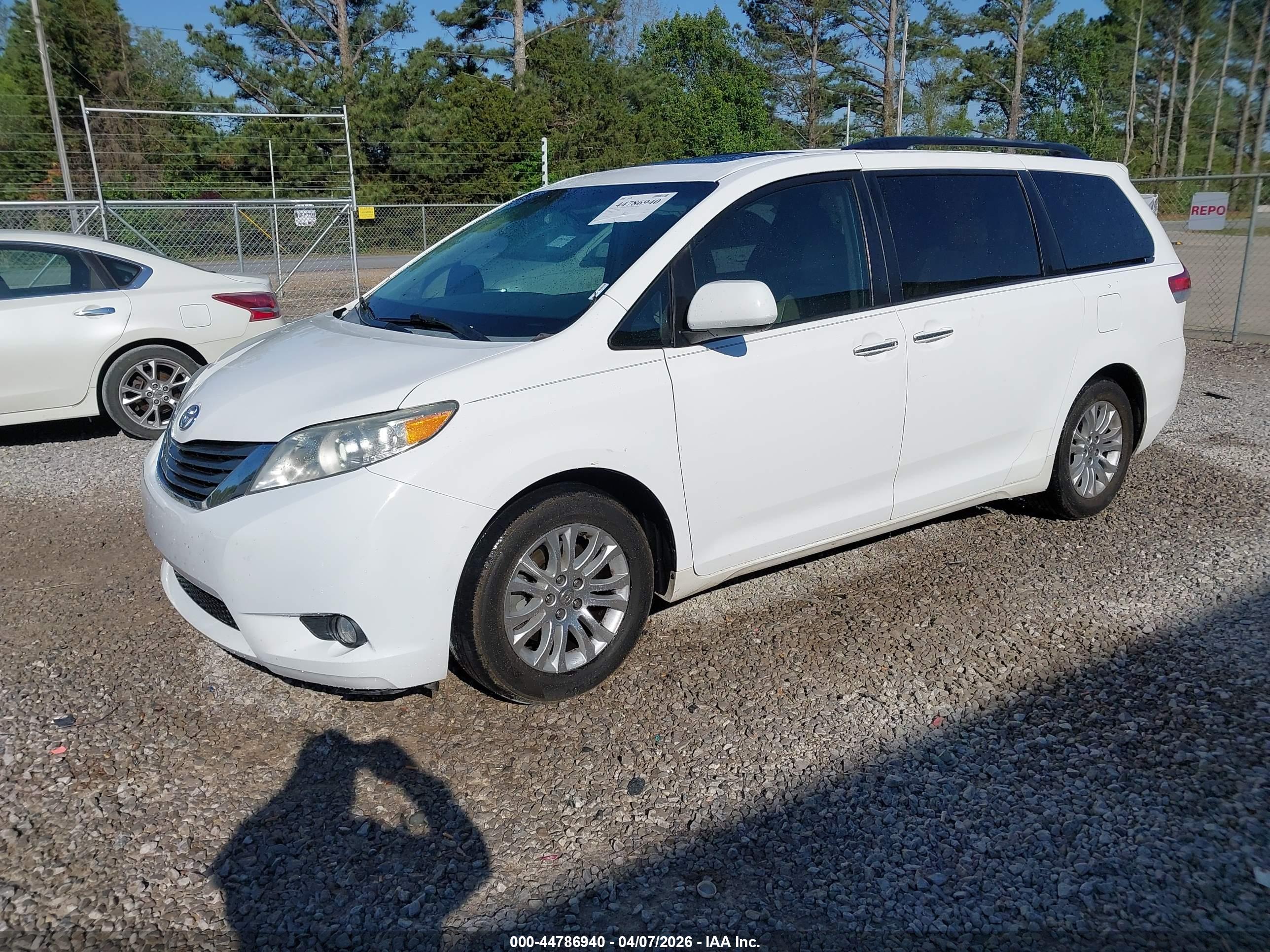 TOYOTA SIENNA image 2