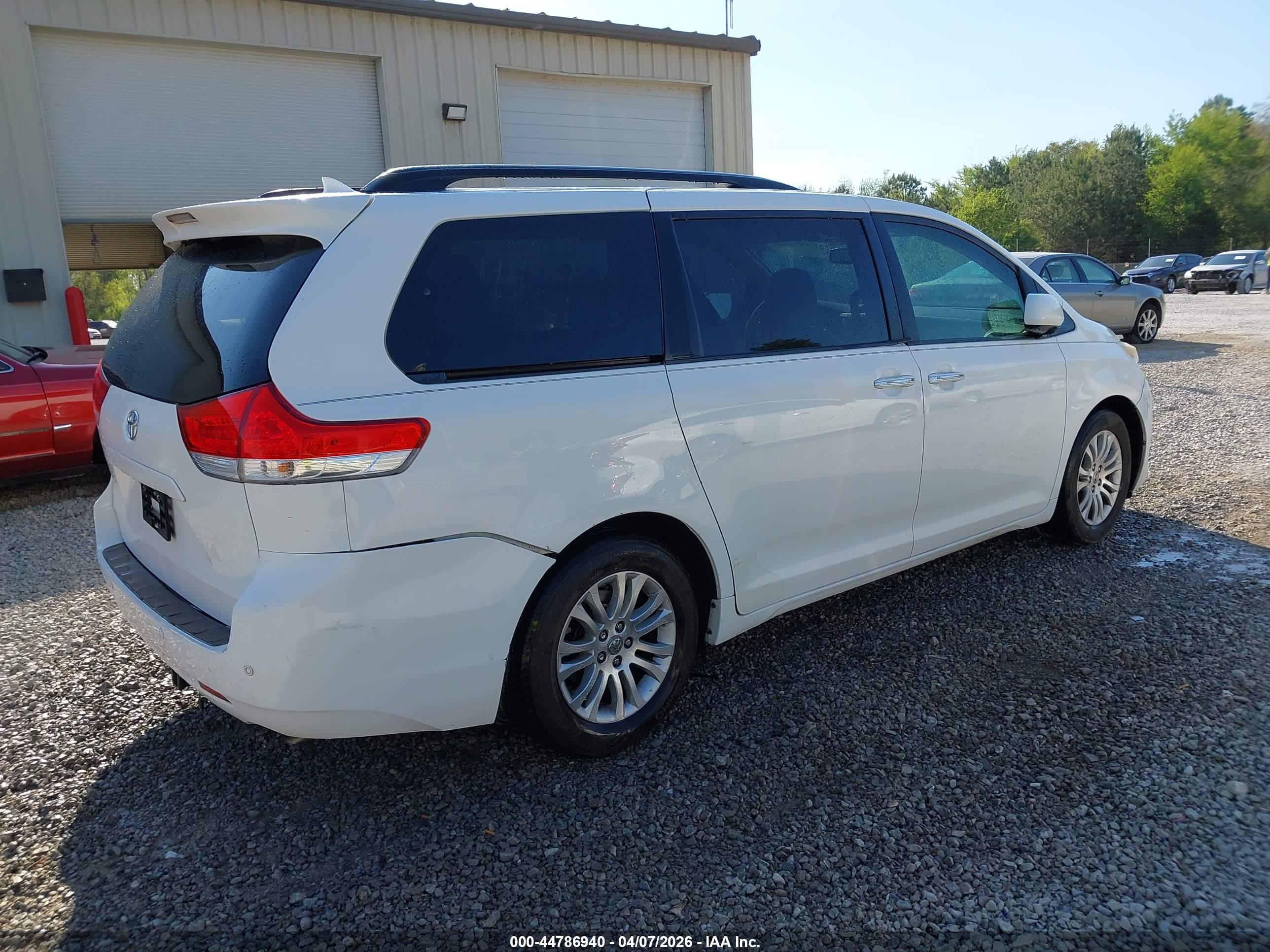 TOYOTA SIENNA image 4