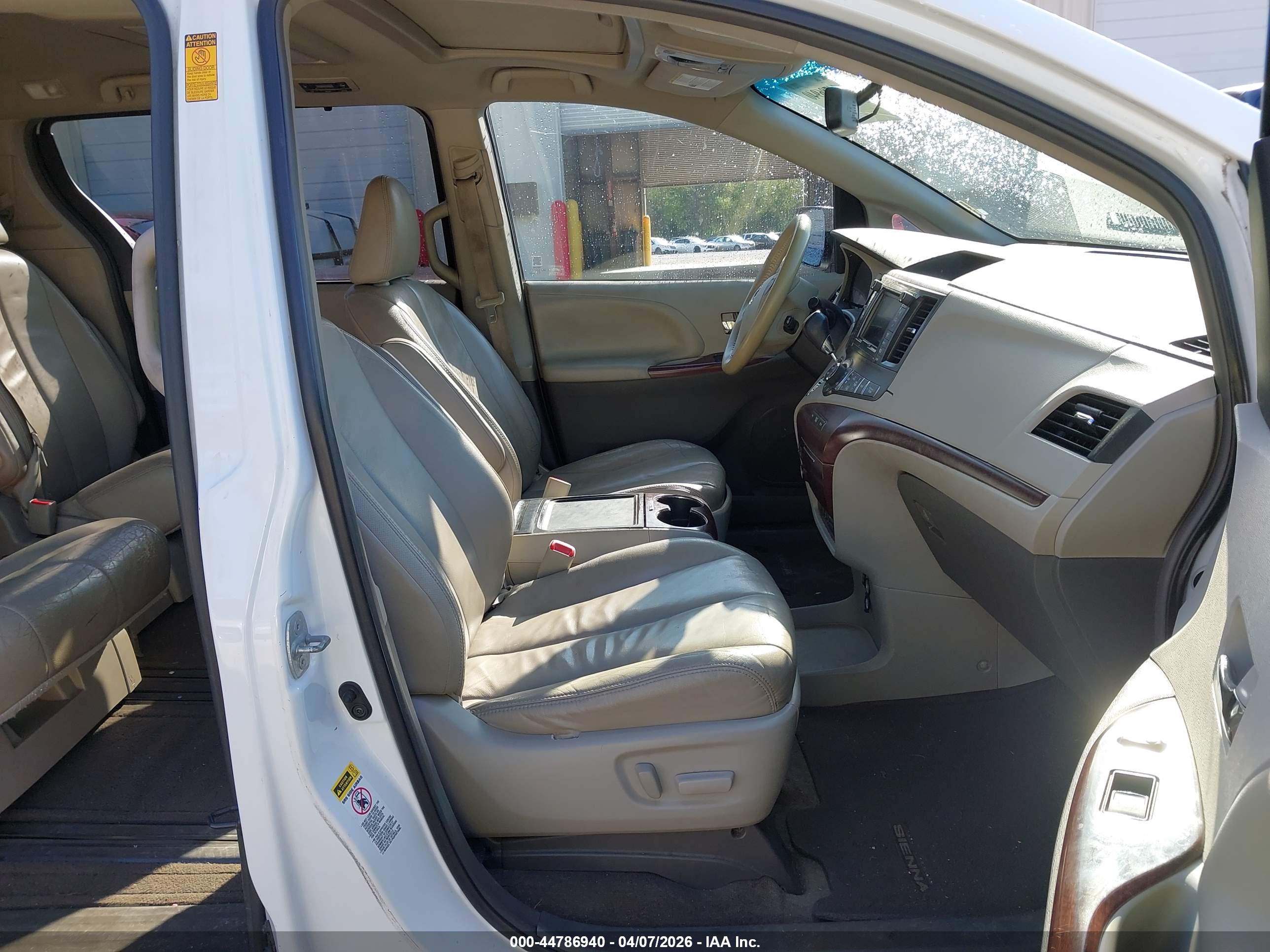 TOYOTA SIENNA image 5