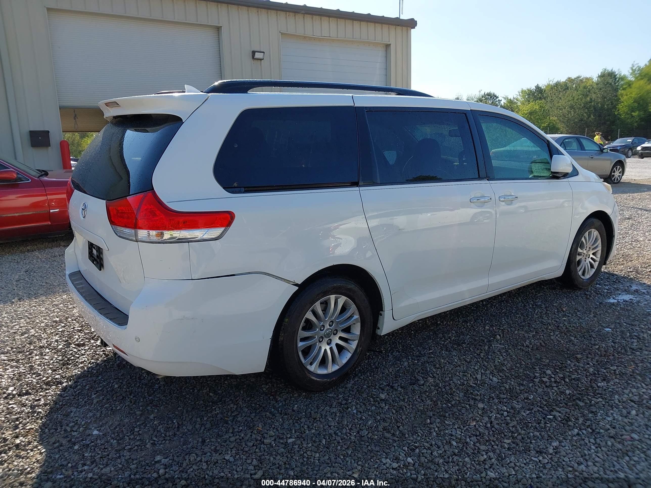 TOYOTA SIENNA image 6