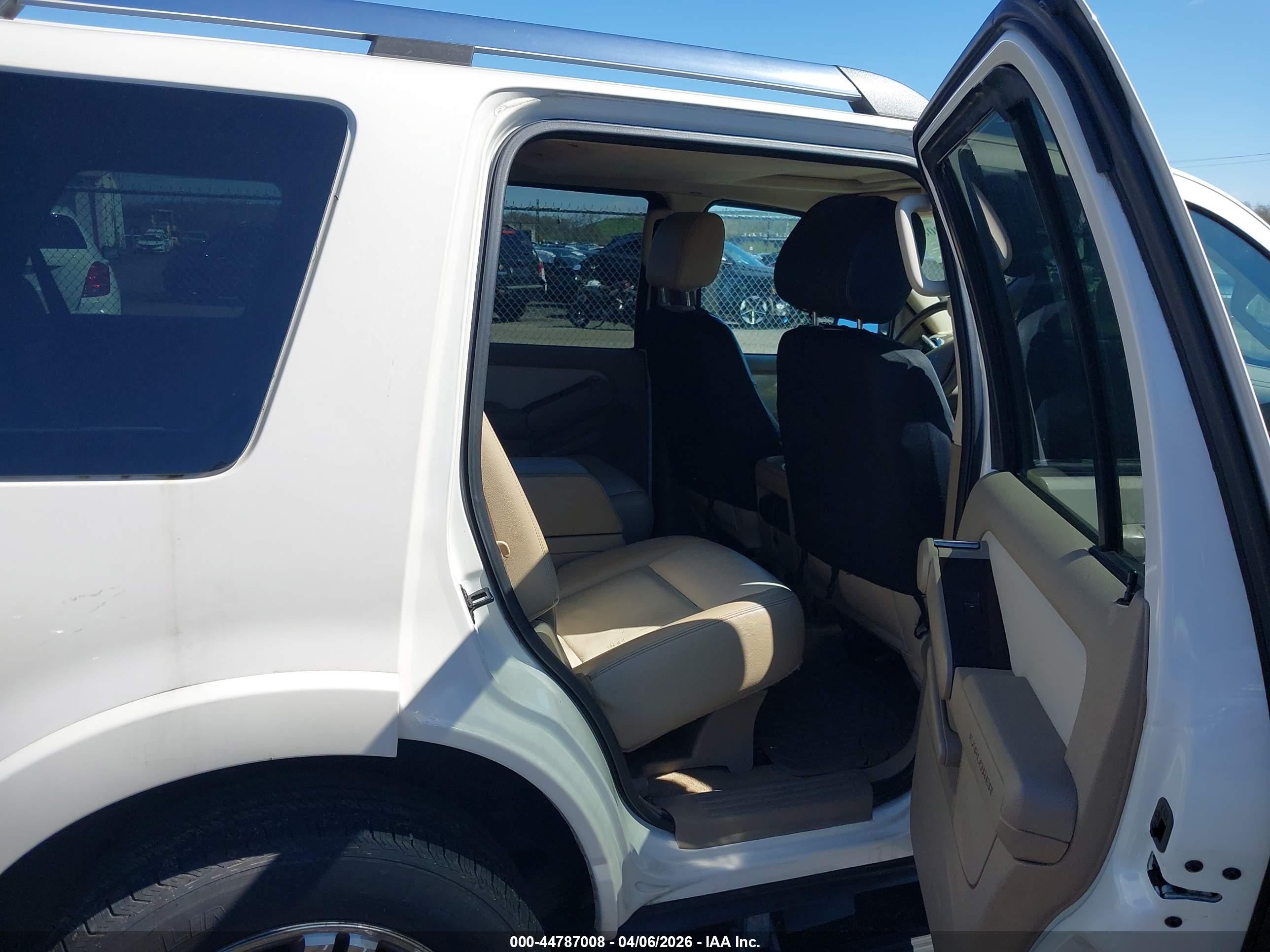 FORD EXPLORER image 8