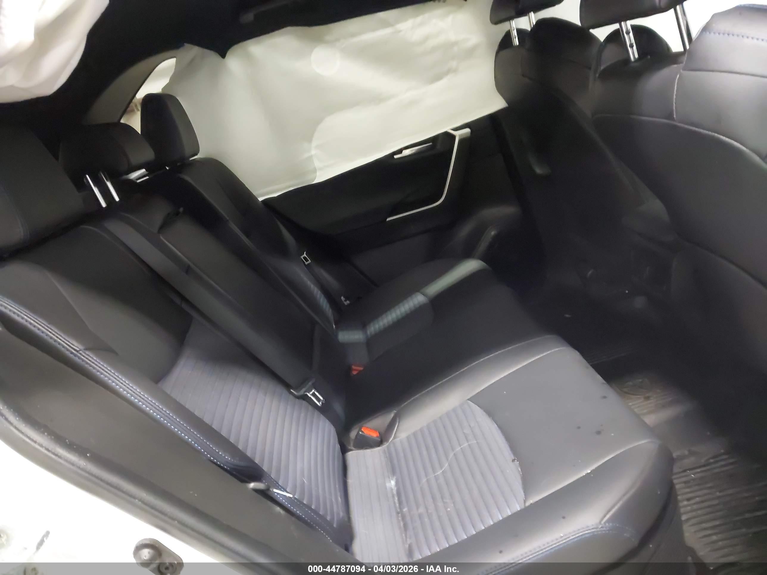 TOYOTA RAV4 image 8