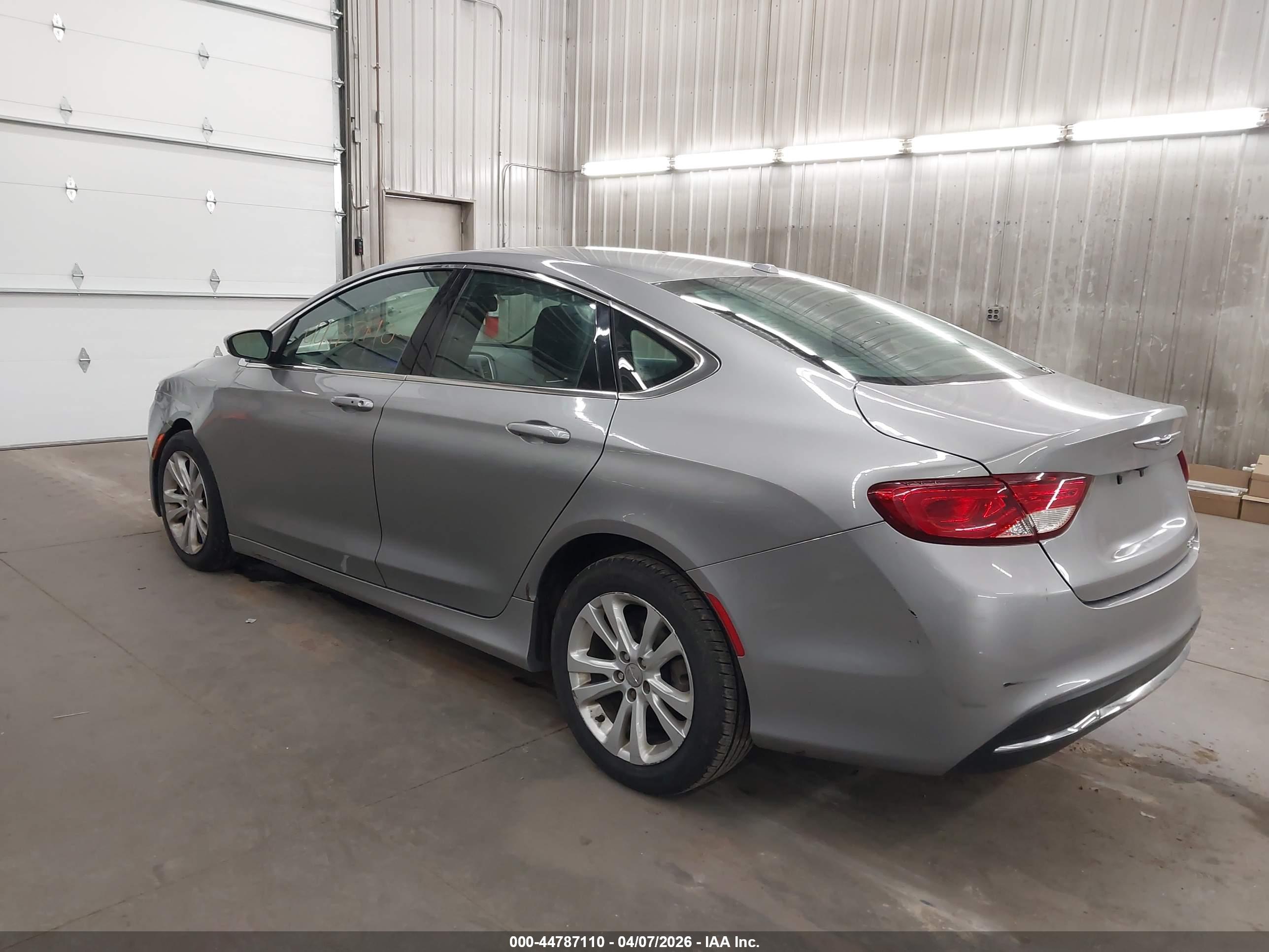 CHRYSLER 200 image 3