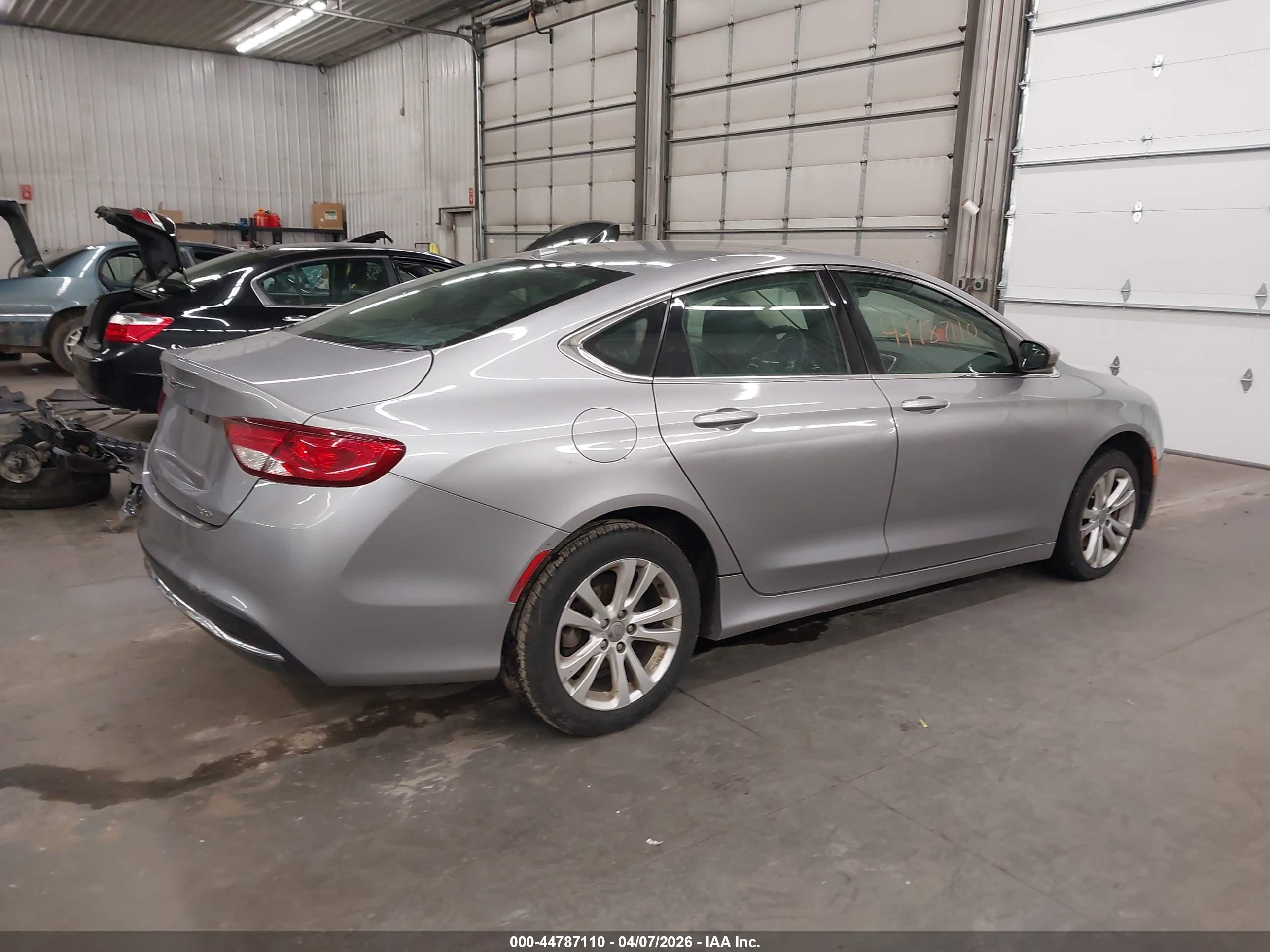 CHRYSLER 200 image 4