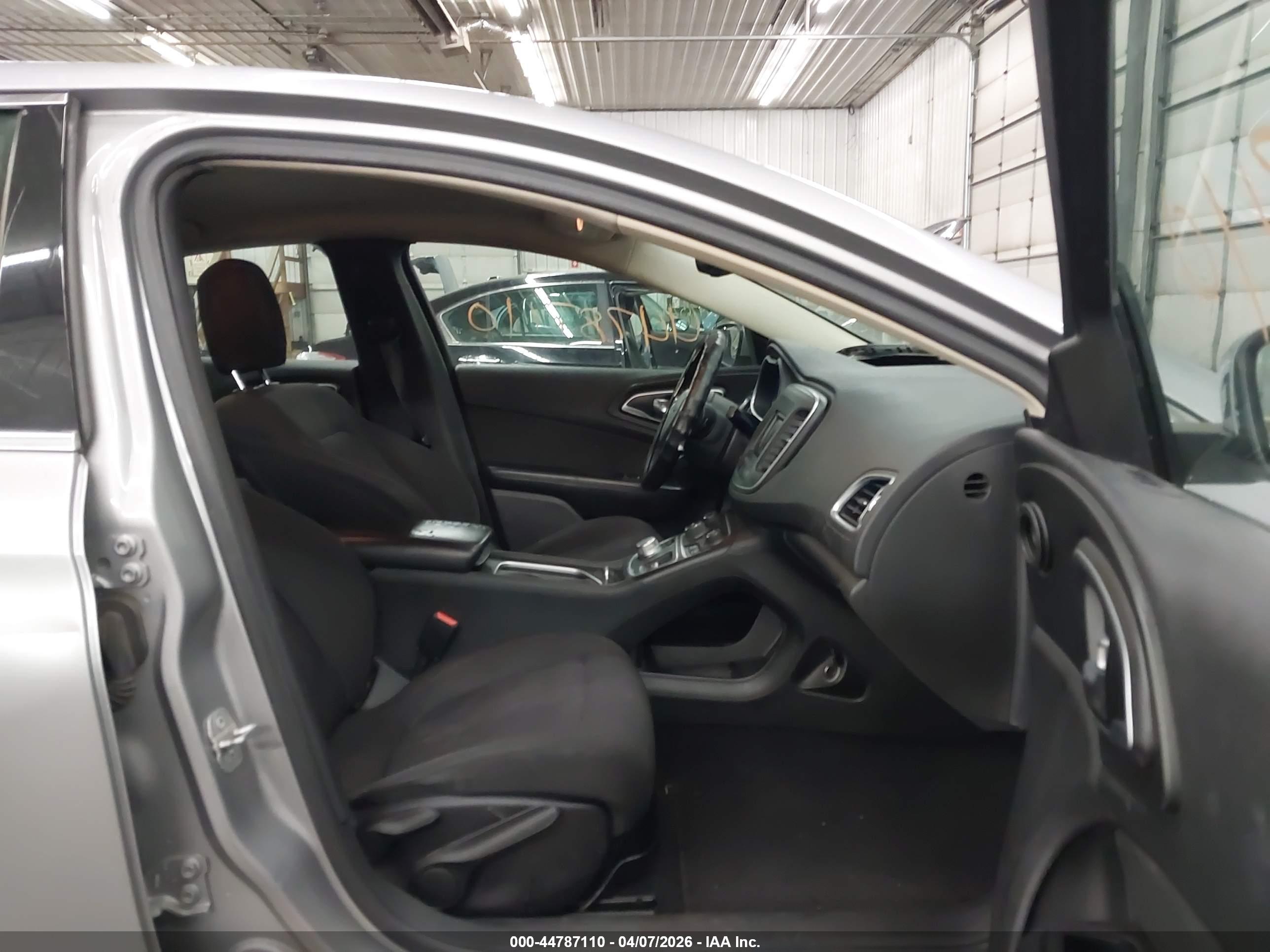 CHRYSLER 200 image 5