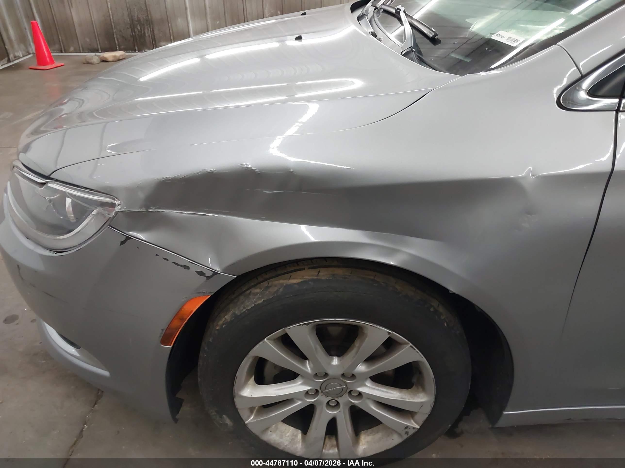 CHRYSLER 200 image 6