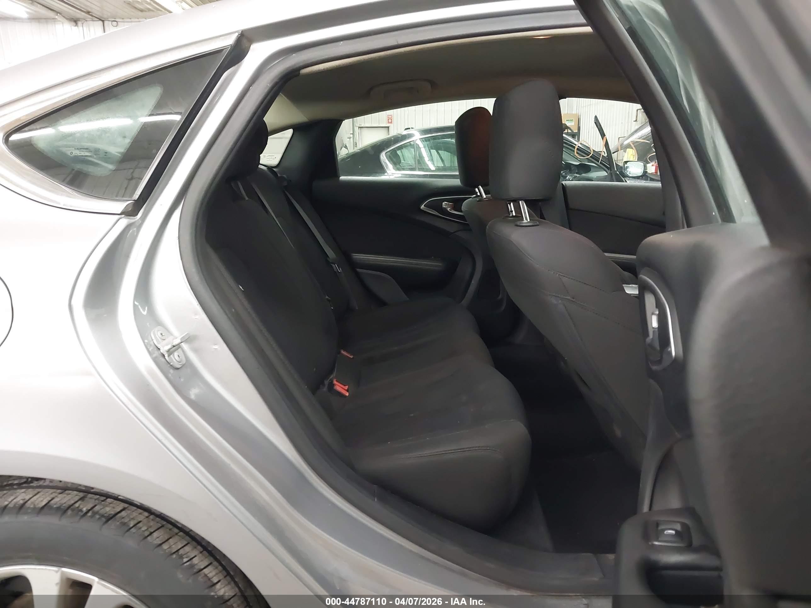 CHRYSLER 200 image 8