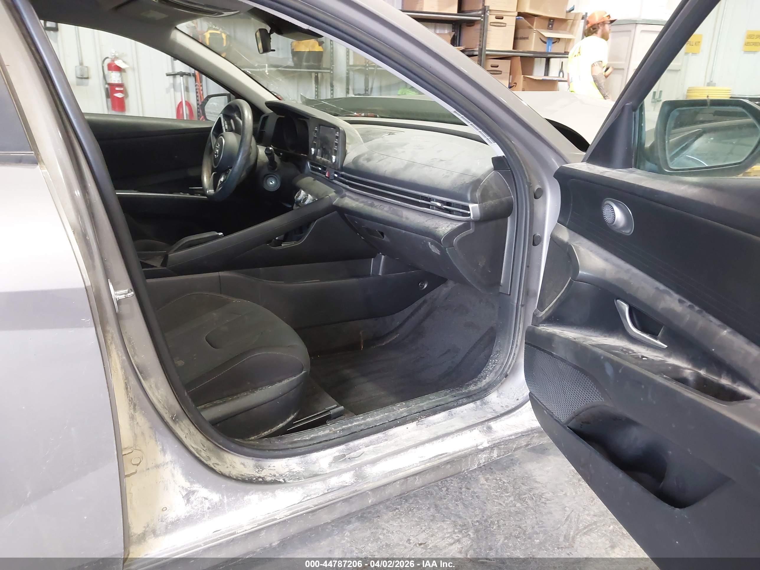HYUNDAI ELANTRA image 5