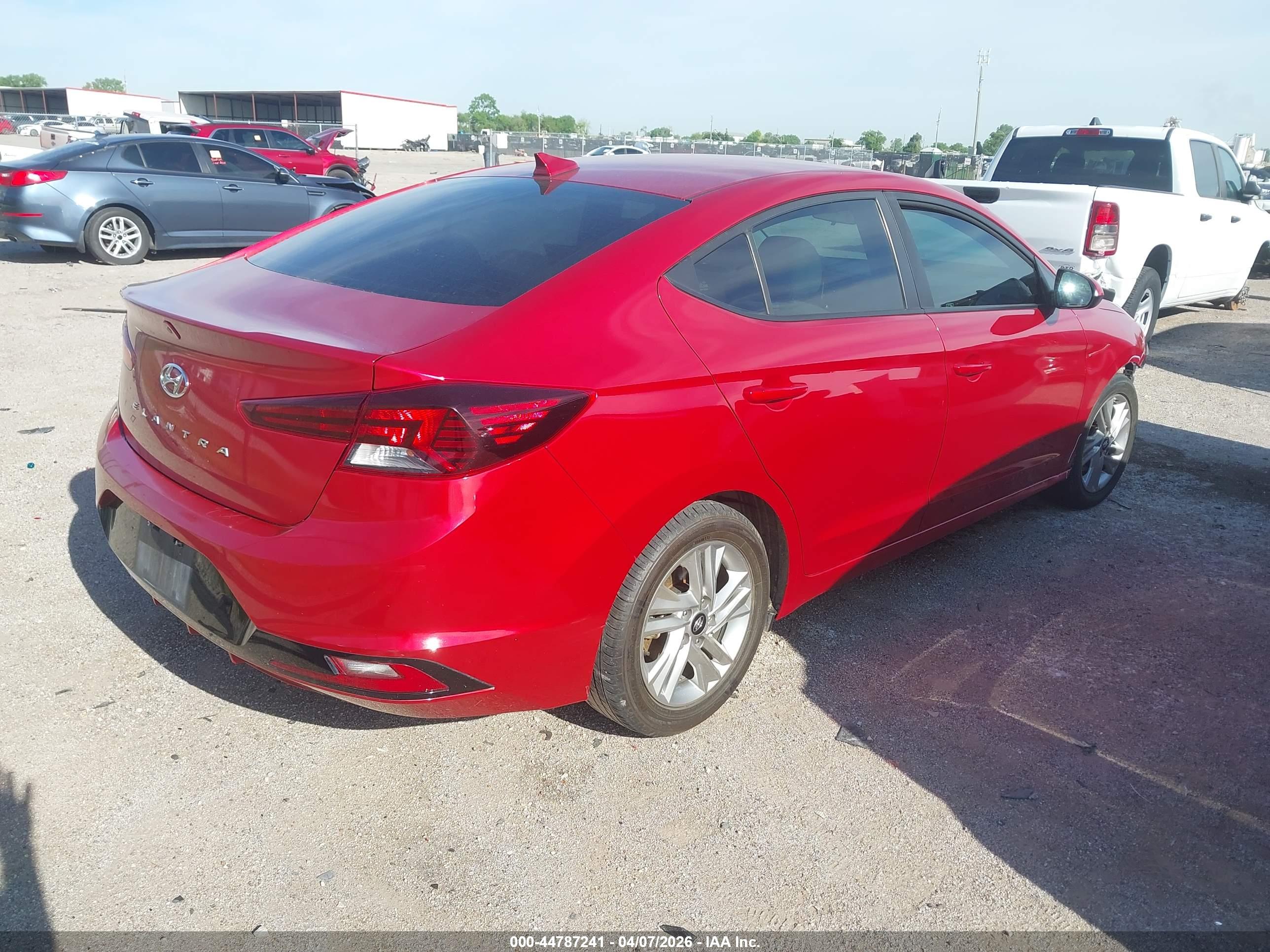 HYUNDAI ELANTRA image 4