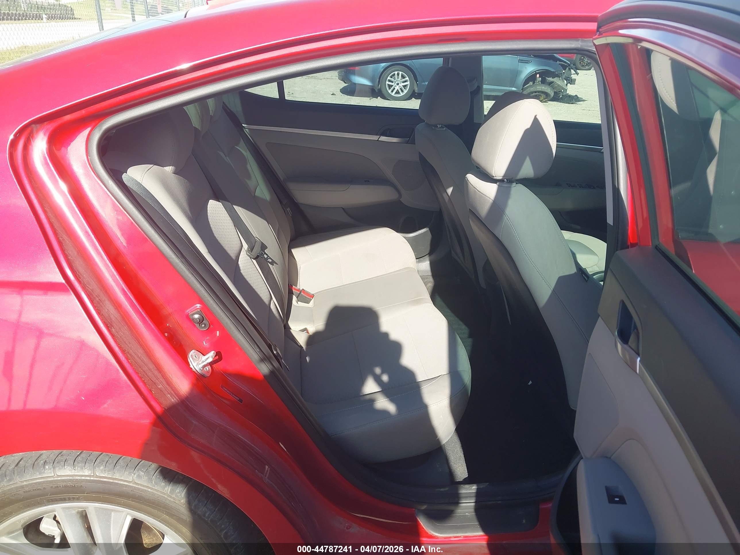 HYUNDAI ELANTRA image 8