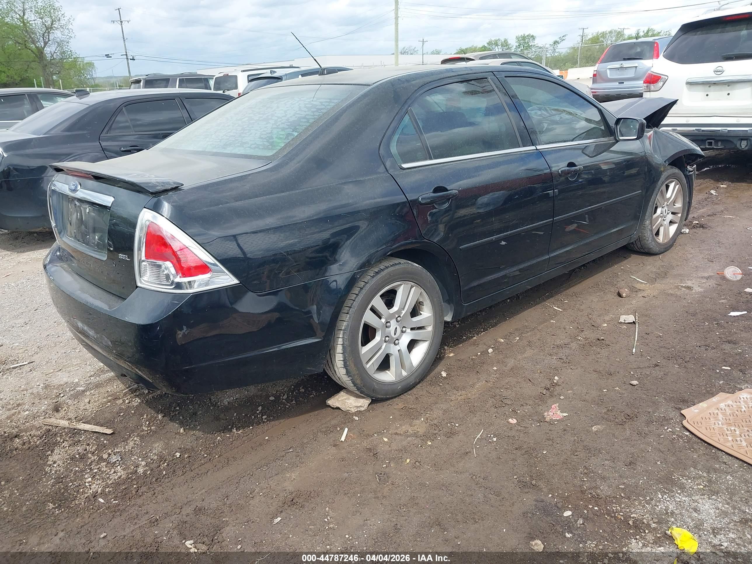 FORD FUSION image 4