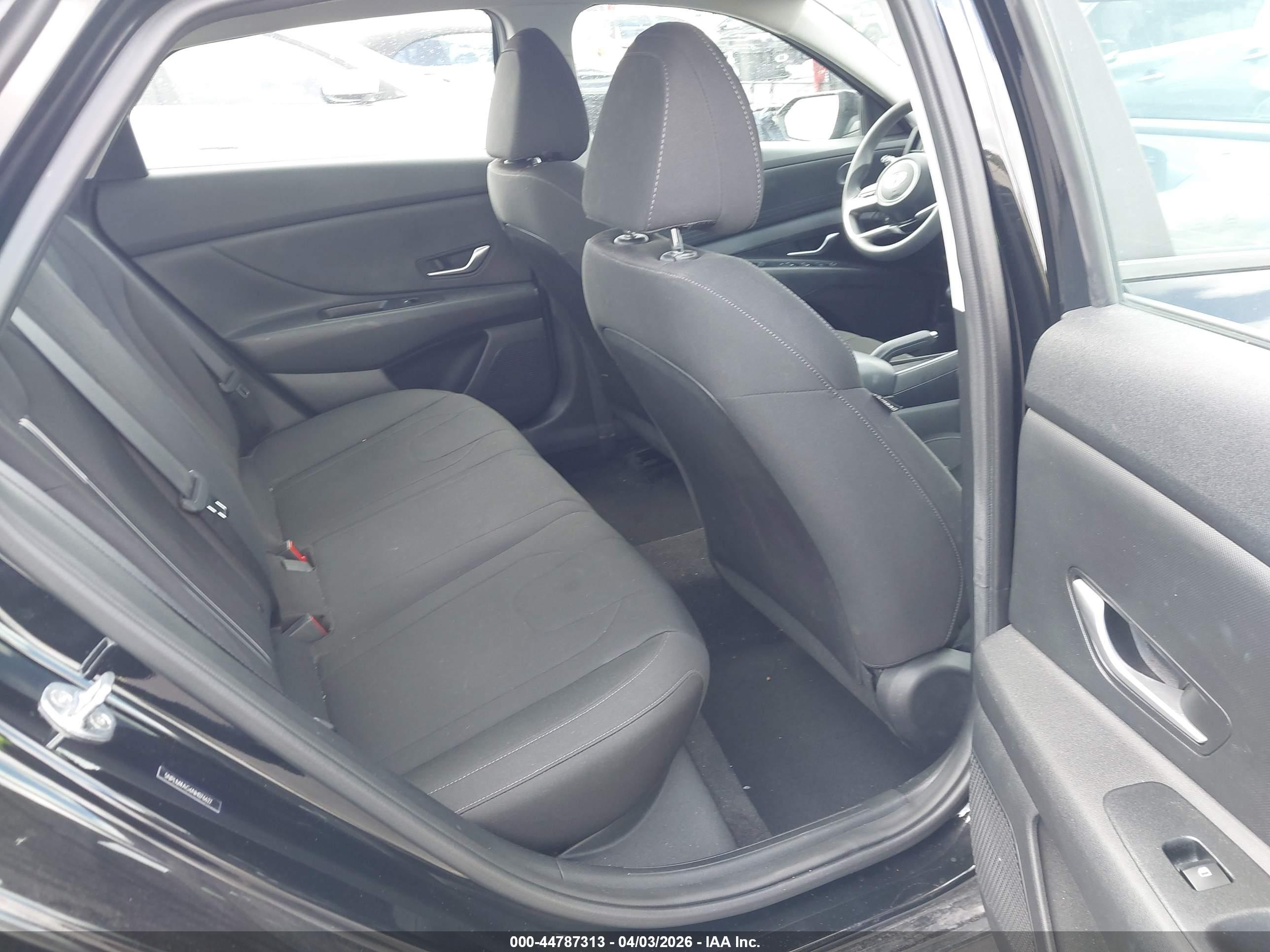HYUNDAI ELANTRA image 8